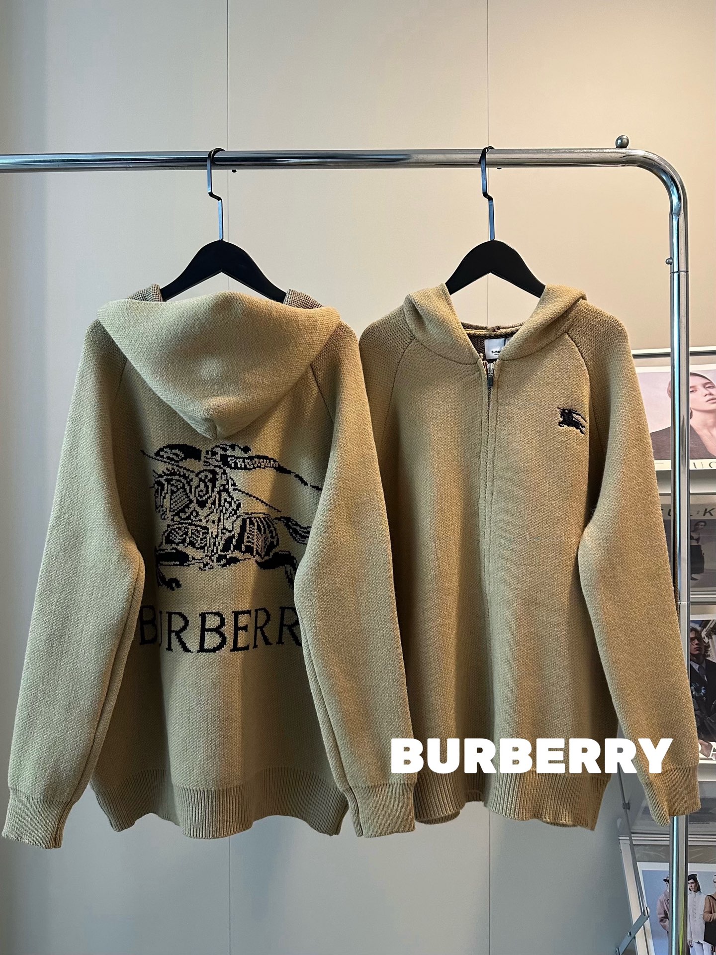 💰135
🖤𝐁𝐮𝐫𝐛𝐞𝐫𝐫𝐲巴宝莉25SS新款战马提花羊毛拉链连帽外套
浅浅期待一下冬天🤎🤎美拉德氛围感十足
后背BBR战马提花太好看了 上身显白白！
胸前重工刺绣logo 精致高级感满满
羊毛混纺超级温暖温柔🙃已经脑补到nn部电视剧秋冬穿搭啦
上身自带垂坠感～狠狠遮肉 完全不会显胖❄️
Color：咖色
Size:S M L
S 胸围112衣长68
M胸围114衣长70
L胸围116衣长72