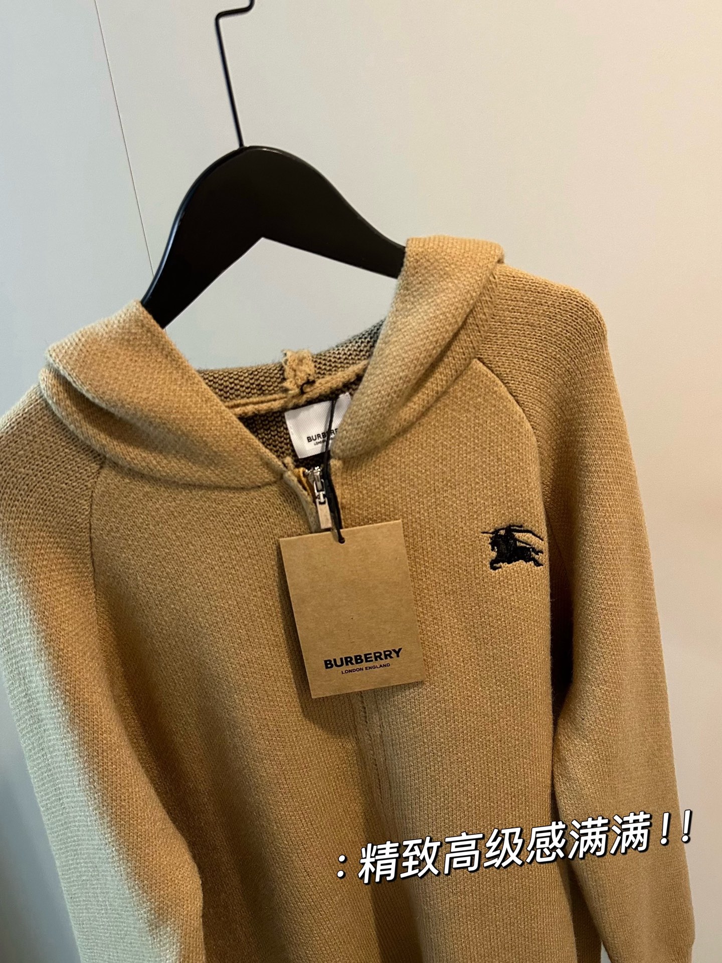 💰135
🖤𝐁𝐮𝐫𝐛𝐞𝐫𝐫𝐲巴宝莉25SS新款战马提花羊毛拉链连帽外套
浅浅期待一下冬天🤎🤎美拉德氛围感十足
后背BBR战马提花太好看了 上身显白白！
胸前重工刺绣logo 精致高级感满满
羊毛混纺超级温暖温柔🙃已经脑补到nn部电视剧秋冬穿搭啦
上身自带垂坠感～狠狠遮肉 完全不会显胖❄️
Color：咖色
Size:S M L
S 胸围112衣长68
M胸围114衣长70
L胸围116衣长72