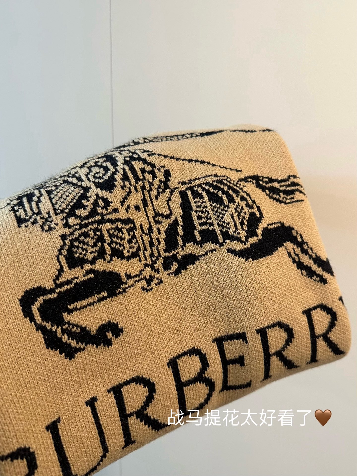 💰135
🖤𝐁𝐮𝐫𝐛𝐞𝐫𝐫𝐲巴宝莉25SS新款战马提花羊毛拉链连帽外套
浅浅期待一下冬天🤎🤎美拉德氛围感十足
后背BBR战马提花太好看了 上身显白白！
胸前重工刺绣logo 精致高级感满满
羊毛混纺超级温暖温柔🙃已经脑补到nn部电视剧秋冬穿搭啦
上身自带垂坠感～狠狠遮肉 完全不会显胖❄️
Color：咖色
Size:S M L
S 胸围112衣长68
M胸围114衣长70
L胸围116衣长72