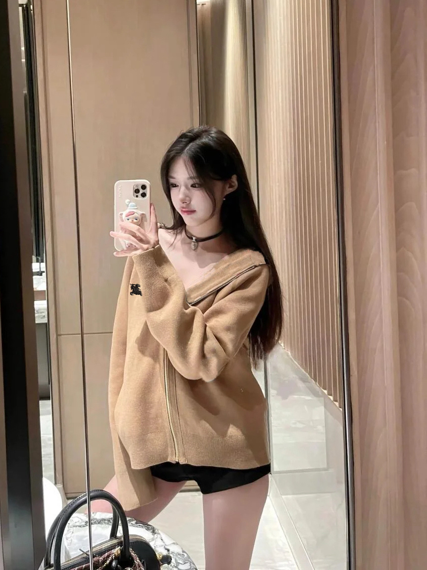 💰135
🖤𝐁𝐮𝐫𝐛𝐞𝐫𝐫𝐲巴宝莉25SS新款战马提花羊毛拉链连帽外套
浅浅期待一下冬天🤎🤎美拉德氛围感十足
后背BBR战马提花太好看了 上身显白白！
胸前重工刺绣logo 精致高级感满满
羊毛混纺超级温暖温柔🙃已经脑补到nn部电视剧秋冬穿搭啦
上身自带垂坠感～狠狠遮肉 完全不会显胖❄️
Color：咖色
Size:S M L
S 胸围112衣长68
M胸围114衣长70
L胸围116衣长72