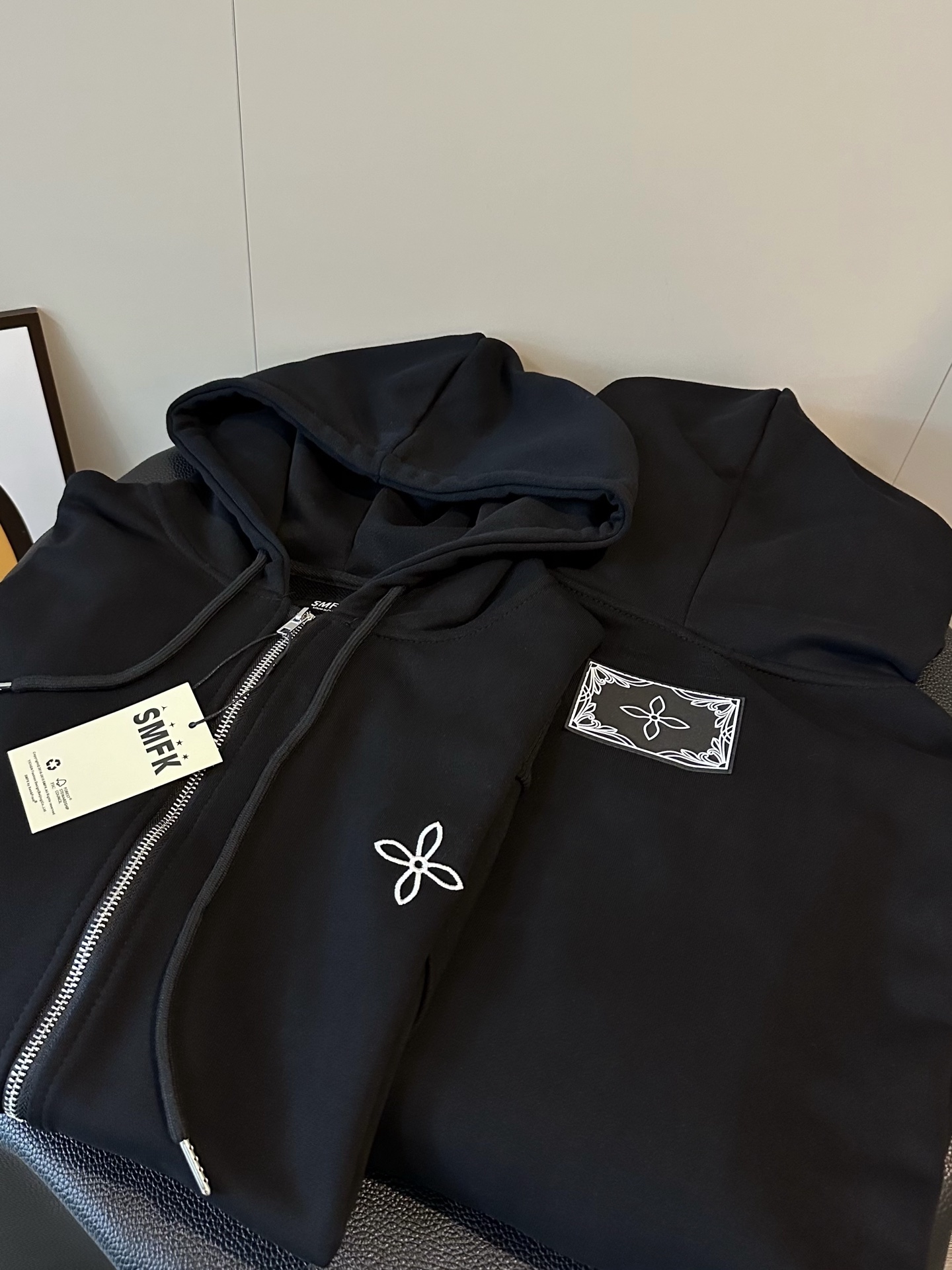 💰135
 SMFK 25SS铆钉十字架限定款连帽拉链开衫外套
财阀女主穿搭上线🕶️遇到女明星了？
推荐推荐！超绝的千金外套 高级感妥妥自留
重工十字架刺绣logo 多处十字铆钉金属✨
纯棉380g毛圈面料🖤🤍嘎嘎显白完全不挑人
完全踩在审美上啦～自拍也显贵气 超超超美
落肩版型真的是人间尤物#上身遮肉肉耶～
Color:黑色
Size:S M L
S 胸围116衣长62
M 胸围118衣长64
L  胸围120衣长66