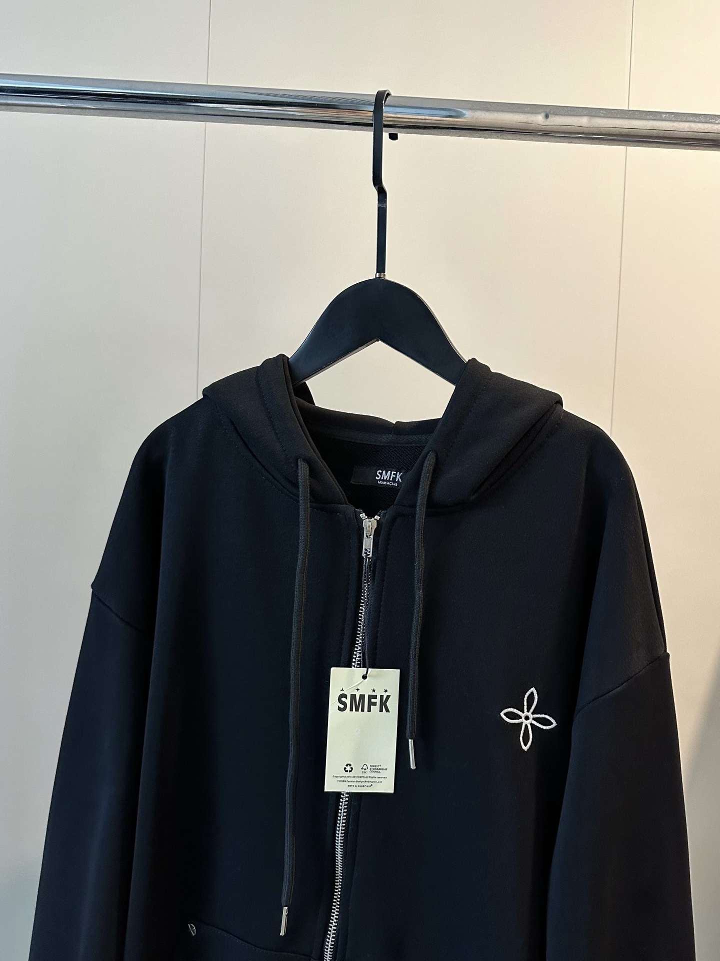 💰135
 SMFK 25SS铆钉十字架限定款连帽拉链开衫外套
财阀女主穿搭上线🕶️遇到女明星了？
推荐推荐！超绝的千金外套 高级感妥妥自留
重工十字架刺绣logo 多处十字铆钉金属✨
纯棉380g毛圈面料🖤🤍嘎嘎显白完全不挑人
完全踩在审美上啦～自拍也显贵气 超超超美
落肩版型真的是人间尤物#上身遮肉肉耶～
Color:黑色
Size:S M L
S 胸围116衣长62
M 胸围118衣长64
L  胸围120衣长66
