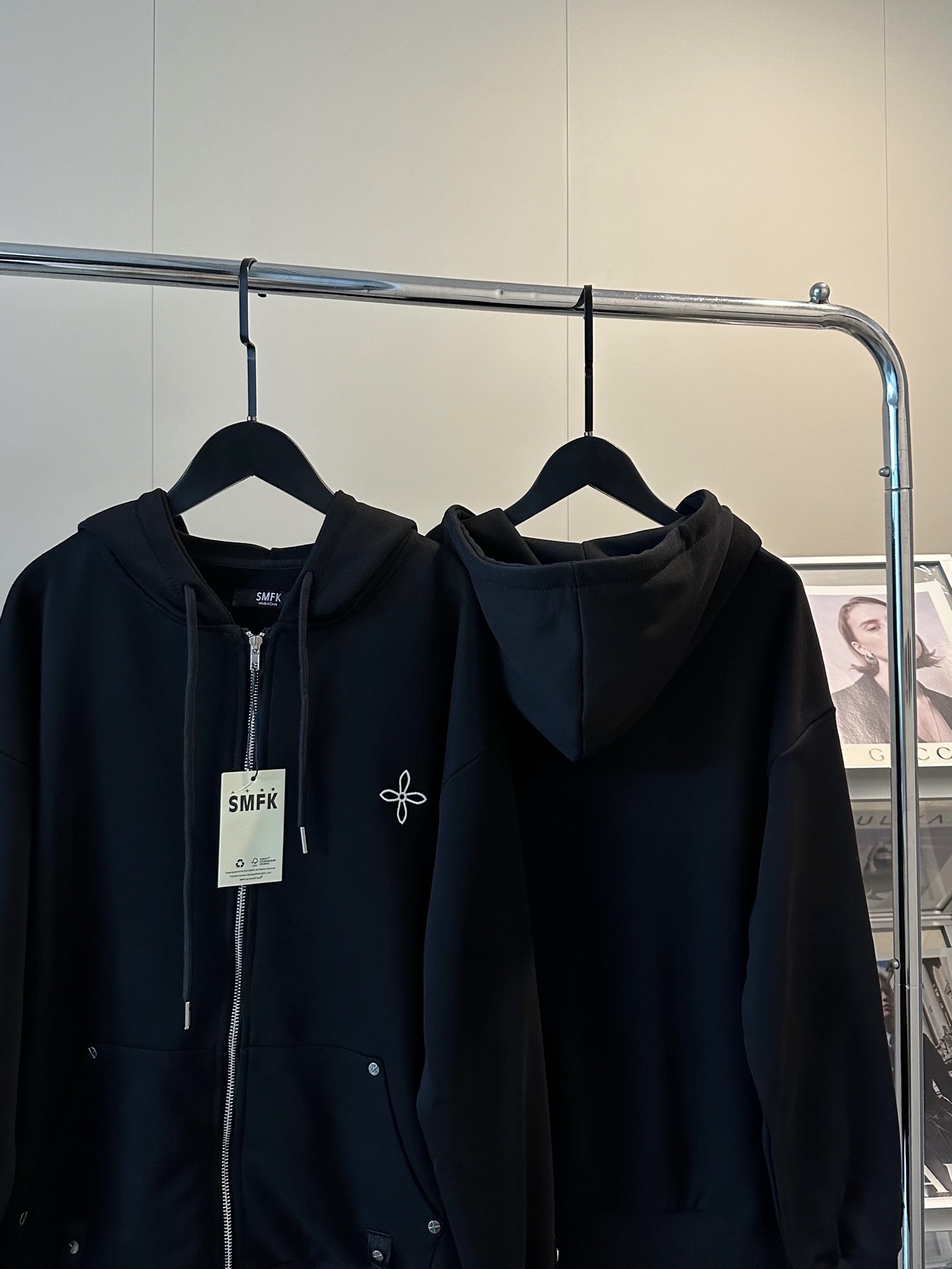 💰135
 SMFK 25SS铆钉十字架限定款连帽拉链开衫外套
财阀女主穿搭上线🕶️遇到女明星了？
推荐推荐！超绝的千金外套 高级感妥妥自留
重工十字架刺绣logo 多处十字铆钉金属✨
纯棉380g毛圈面料🖤🤍嘎嘎显白完全不挑人
完全踩在审美上啦～自拍也显贵气 超超超美
落肩版型真的是人间尤物#上身遮肉肉耶～
Color:黑色
Size:S M L
S 胸围116衣长62
M 胸围118衣长64
L  胸围120衣长66