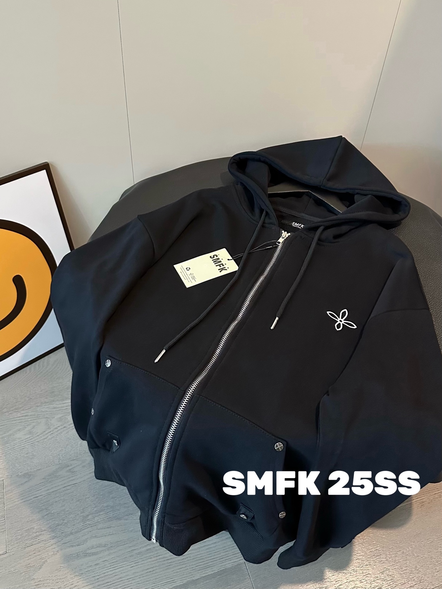 💰135
 SMFK 25SS铆钉十字架限定款连帽拉链开衫外套
财阀女主穿搭上线🕶️遇到女明星了？
推荐推荐！超绝的千金外套 高级感妥妥自留
重工十字架刺绣logo 多处十字铆钉金属✨
纯棉380g毛圈面料🖤🤍嘎嘎显白完全不挑人
完全踩在审美上啦～自拍也显贵气 超超超美
落肩版型真的是人间尤物#上身遮肉肉耶～
Color:黑色
Size:S M L
S 胸围116衣长62
M 胸围118衣长64
L  胸围120衣长66