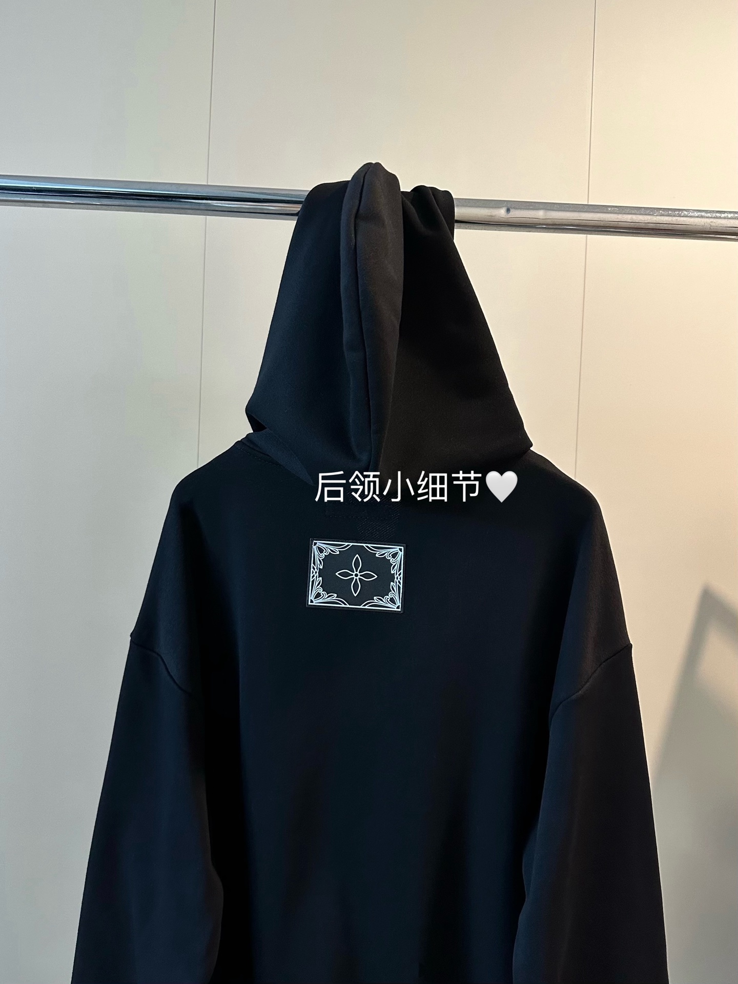 💰135
 SMFK 25SS铆钉十字架限定款连帽拉链开衫外套
财阀女主穿搭上线🕶️遇到女明星了？
推荐推荐！超绝的千金外套 高级感妥妥自留
重工十字架刺绣logo 多处十字铆钉金属✨
纯棉380g毛圈面料🖤🤍嘎嘎显白完全不挑人
完全踩在审美上啦～自拍也显贵气 超超超美
落肩版型真的是人间尤物#上身遮肉肉耶～
Color:黑色
Size:S M L
S 胸围116衣长62
M 胸围118衣长64
L  胸围120衣长66