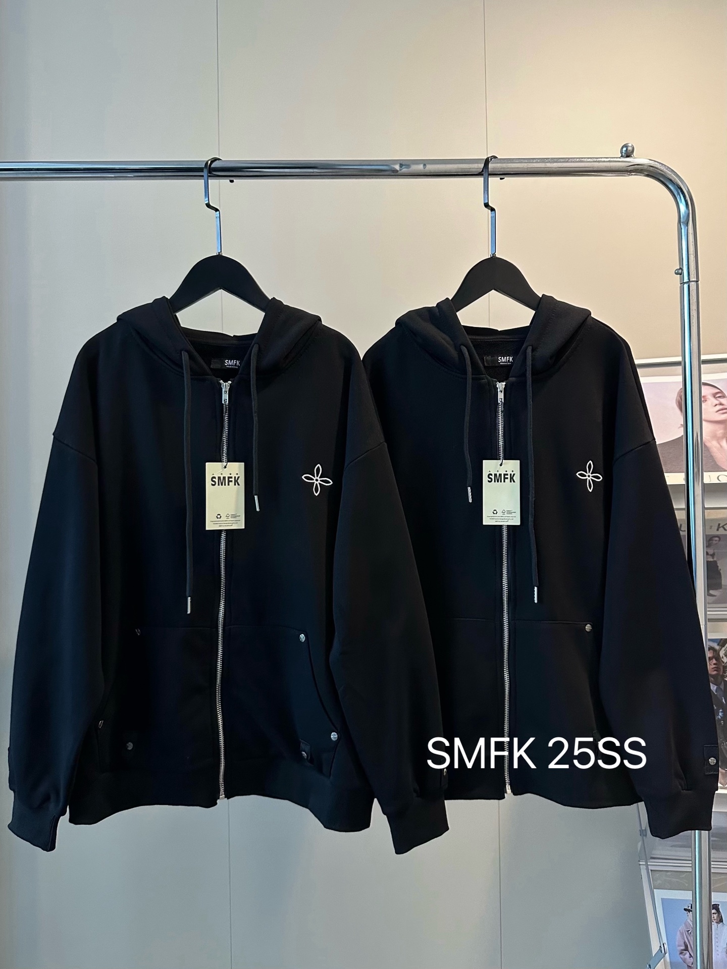 💰135
 SMFK 25SS铆钉十字架限定款连帽拉链开衫外套
财阀女主穿搭上线🕶️遇到女明星了？
推荐推荐！超绝的千金外套 高级感妥妥自留
重工十字架刺绣logo 多处十字铆钉金属✨
纯棉380g毛圈面料🖤🤍嘎嘎显白完全不挑人
完全踩在审美上啦～自拍也显贵气 超超超美
落肩版型真的是人间尤物#上身遮肉肉耶～
Color:黑色
Size:S M L
S 胸围116衣长62
M 胸围118衣长64
L  胸围120衣长66