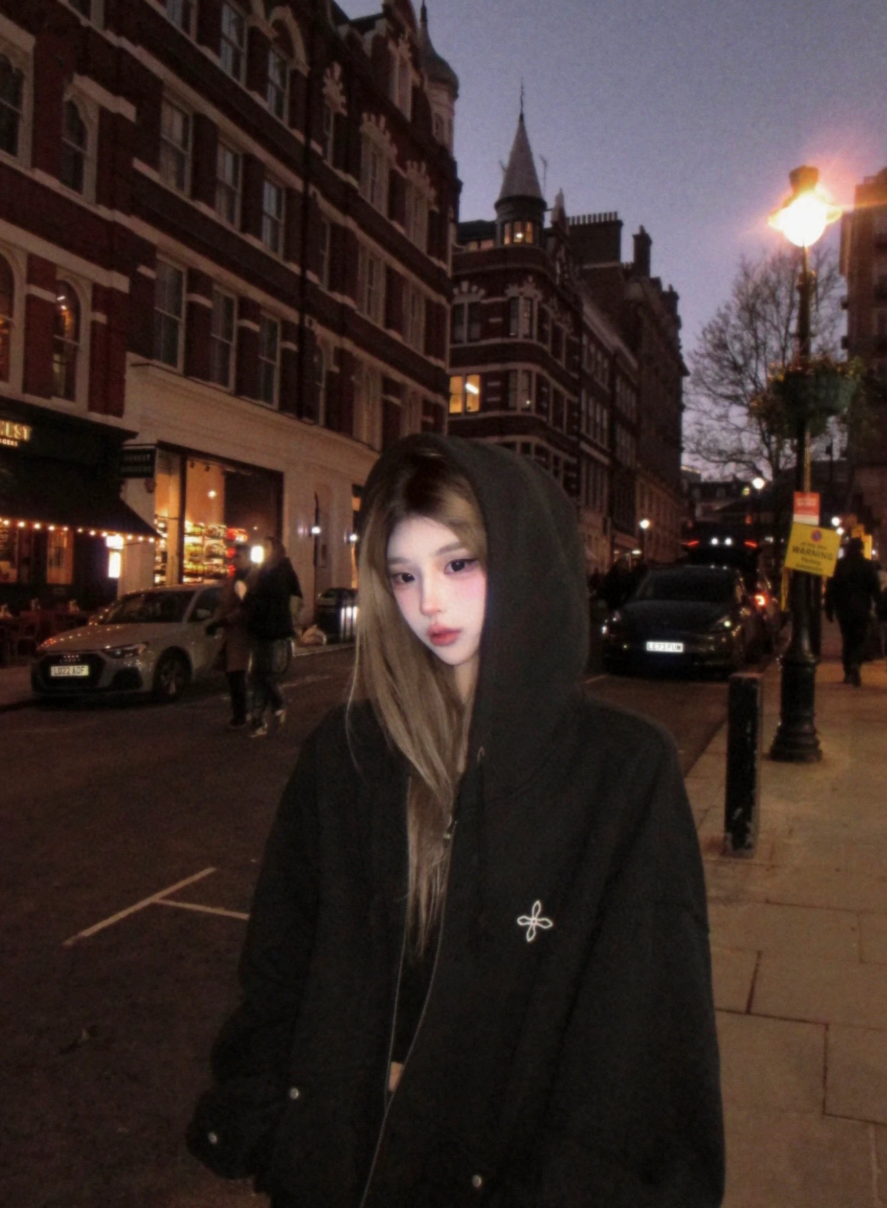 💰135
 SMFK 25SS铆钉十字架限定款连帽拉链开衫外套
财阀女主穿搭上线🕶️遇到女明星了？
推荐推荐！超绝的千金外套 高级感妥妥自留
重工十字架刺绣logo 多处十字铆钉金属✨
纯棉380g毛圈面料🖤🤍嘎嘎显白完全不挑人
完全踩在审美上啦～自拍也显贵气 超超超美
落肩版型真的是人间尤物#上身遮肉肉耶～
Color:黑色
Size:S M L
S 胸围116衣长62
M 胸围118衣长64
L  胸围120衣长66