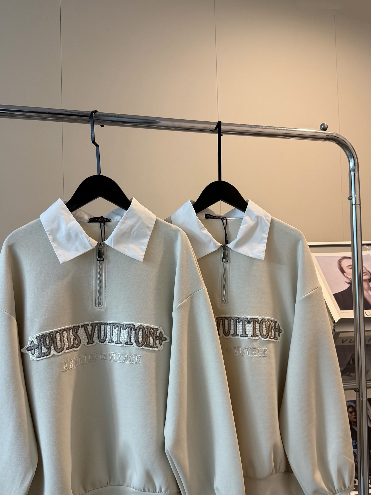💰125
Louis Vuitton路易威登重工贴布刺绣半拉链奶杏色假两件卫衣
假两件卫衣真的好穿💛💛自带层次感
整件就给人温柔高级的气质感!
草写贴布字母刺绣logo 打破秋冬的沉闷⛄️
翻领的设计更能拉长脖领🔔必入喔～
衬衫领子➕纯棉320g面料 软软糯糯的舒服
一件当两件穿太🉑了 随便套上就能美美的出门！！
Color:奶杏色
Size：S M L
S胸围108衣长58
M胸围110衣长60
L胸围112衣长62