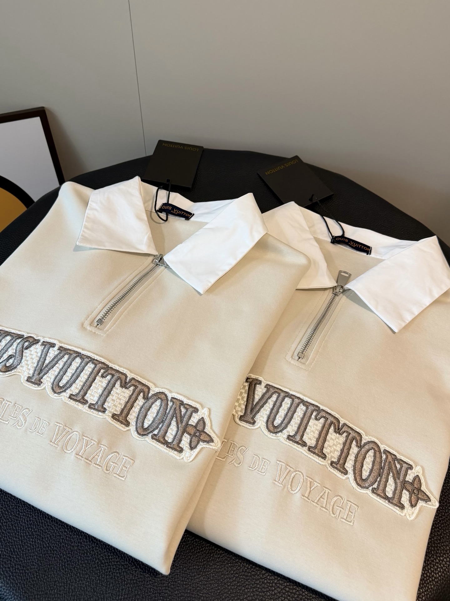 💰125
Louis Vuitton路易威登重工贴布刺绣半拉链奶杏色假两件卫衣
假两件卫衣真的好穿💛💛自带层次感
整件就给人温柔高级的气质感!
草写贴布字母刺绣logo 打破秋冬的沉闷⛄️
翻领的设计更能拉长脖领🔔必入喔～
衬衫领子➕纯棉320g面料 软软糯糯的舒服
一件当两件穿太🉑了 随便套上就能美美的出门！！
Color:奶杏色
Size：S M L
S胸围108衣长58
M胸围110衣长60
L胸围112衣长62