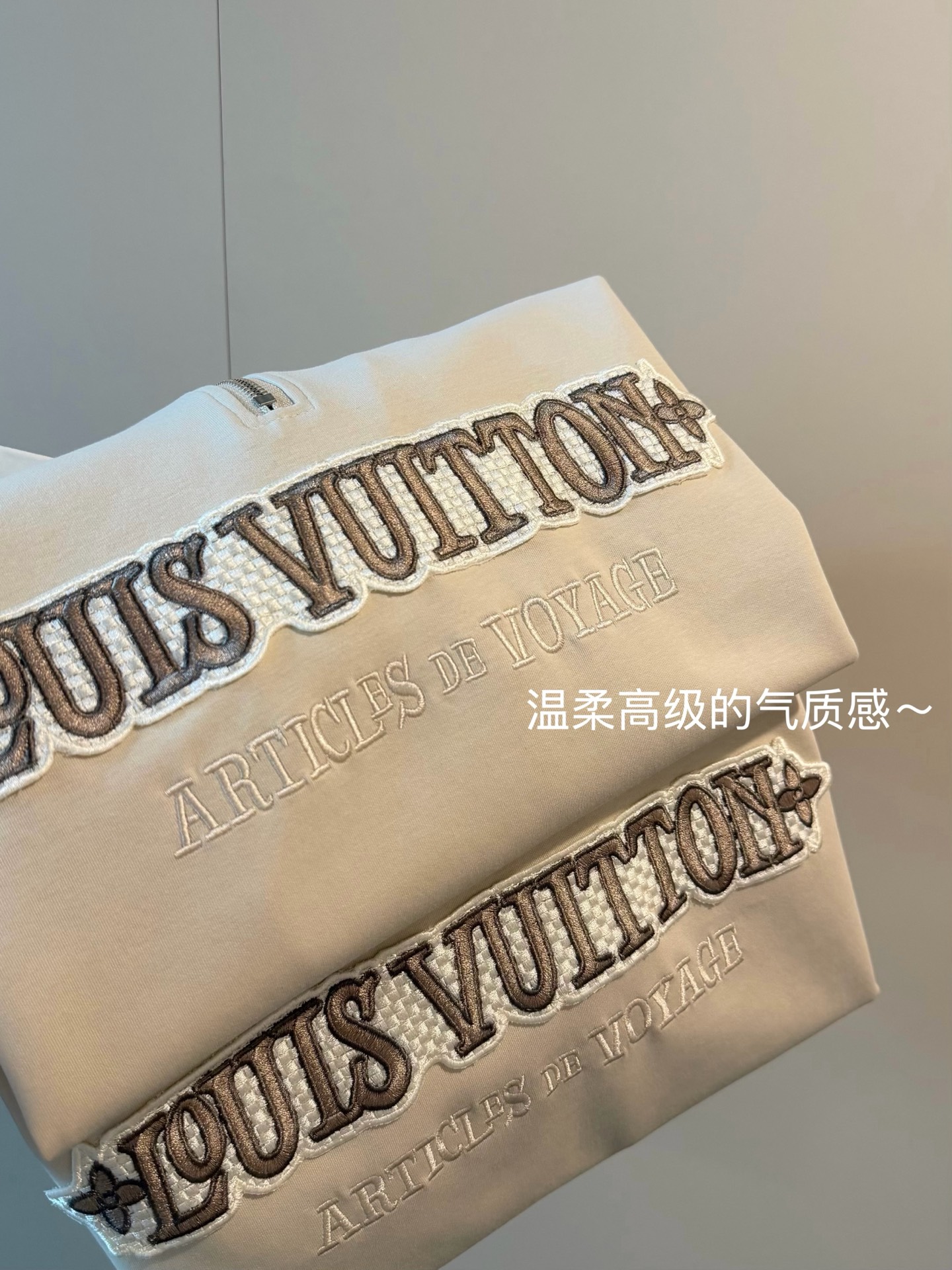 💰125
Louis Vuitton路易威登重工贴布刺绣半拉链奶杏色假两件卫衣
假两件卫衣真的好穿💛💛自带层次感
整件就给人温柔高级的气质感!
草写贴布字母刺绣logo 打破秋冬的沉闷⛄️
翻领的设计更能拉长脖领🔔必入喔～
衬衫领子➕纯棉320g面料 软软糯糯的舒服
一件当两件穿太🉑了 随便套上就能美美的出门！！
Color:奶杏色
Size：S M L
S胸围108衣长58
M胸围110衣长60
L胸围112衣长62