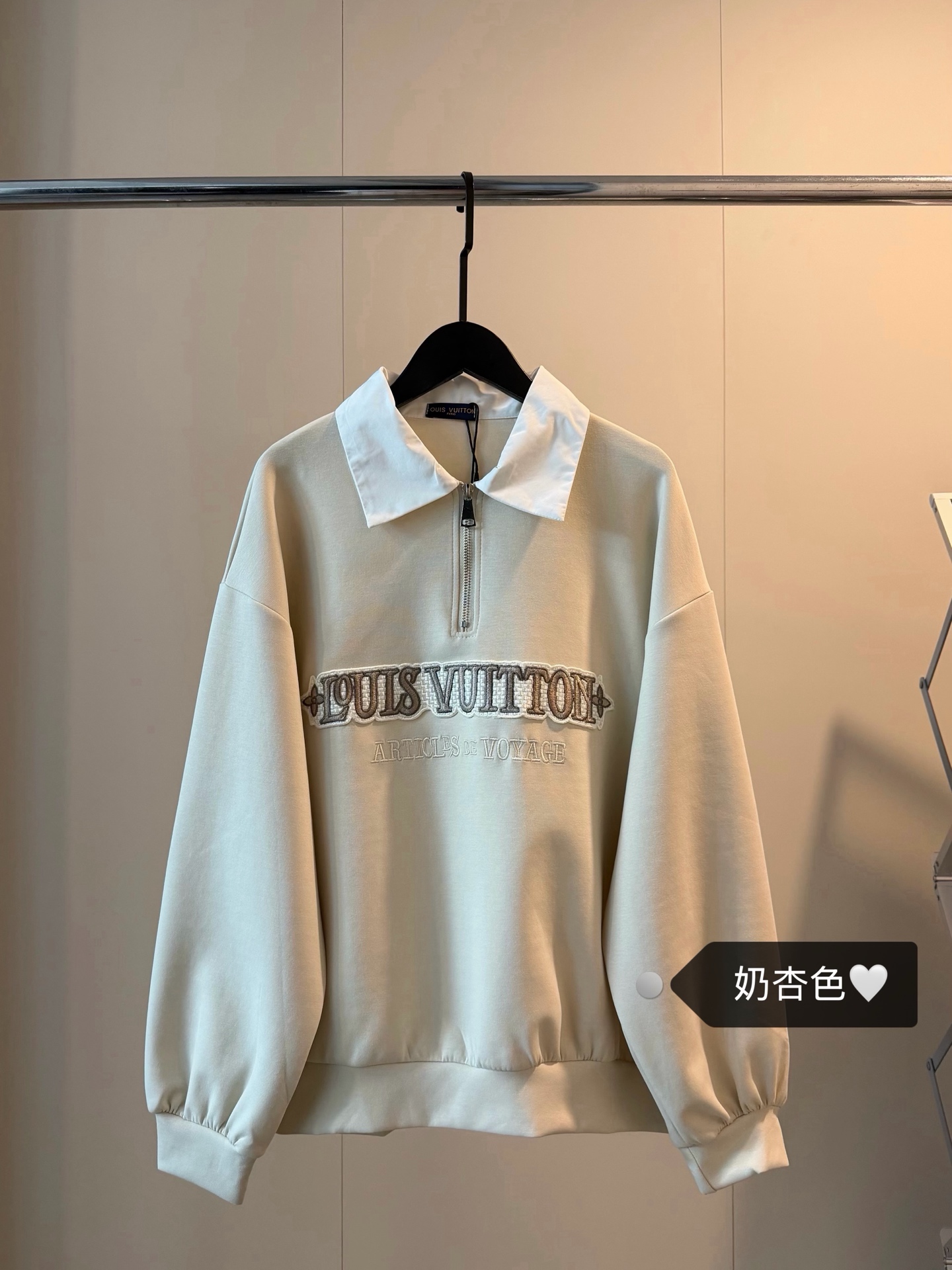 💰125
Louis Vuitton路易威登重工贴布刺绣半拉链奶杏色假两件卫衣
假两件卫衣真的好穿💛💛自带层次感
整件就给人温柔高级的气质感!
草写贴布字母刺绣logo 打破秋冬的沉闷⛄️
翻领的设计更能拉长脖领🔔必入喔～
衬衫领子➕纯棉320g面料 软软糯糯的舒服
一件当两件穿太🉑了 随便套上就能美美的出门！！
Color:奶杏色
Size：S M L
S胸围108衣长58
M胸围110衣长60
L胸围112衣长62