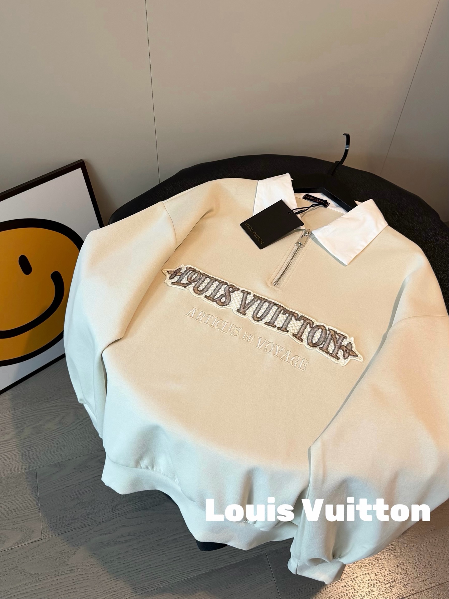 💰125
Louis Vuitton路易威登重工贴布刺绣半拉链奶杏色假两件卫衣
假两件卫衣真的好穿💛💛自带层次感
整件就给人温柔高级的气质感!
草写贴布字母刺绣logo 打破秋冬的沉闷⛄️
翻领的设计更能拉长脖领🔔必入喔～
衬衫领子➕纯棉320g面料 软软糯糯的舒服
一件当两件穿太🉑了 随便套上就能美美的出门！！
Color:奶杏色
Size：S M L
S胸围108衣长58
M胸围110衣长60
L胸围112衣长62