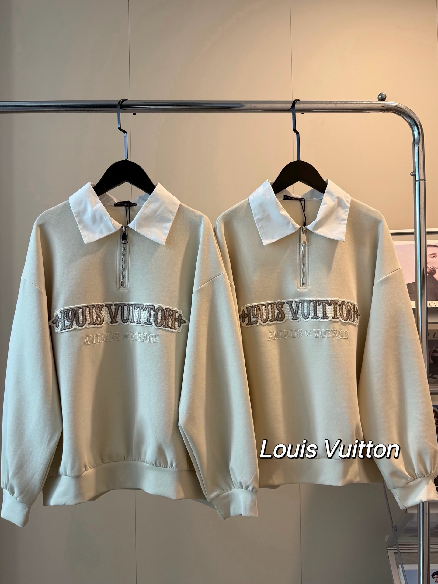 💰125
Louis Vuitton路易威登重工贴布刺绣半拉链奶杏色假两件卫衣
假两件卫衣真的好穿💛💛自带层次感
整件就给人温柔高级的气质感!
草写贴布字母刺绣logo 打破秋冬的沉闷⛄️
翻领的设计更能拉长脖领🔔必入喔～
衬衫领子➕纯棉320g面料 软软糯糯的舒服
一件当两件穿太🉑了 随便套上就能美美的出门！！
Color:奶杏色
Size：S M L
S胸围108衣长58
M胸围110衣长60
L胸围112衣长62