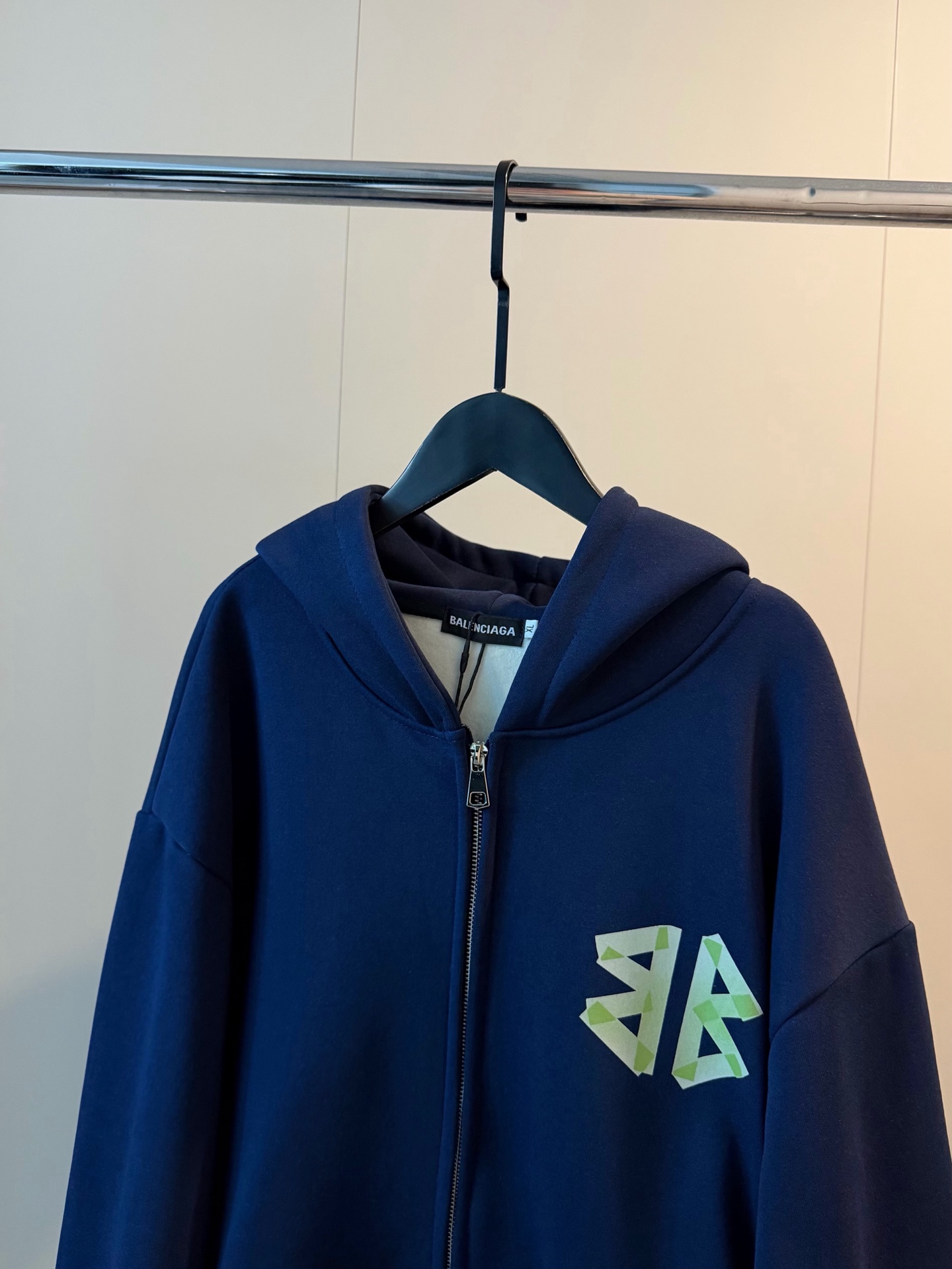 💰145
🖤𝐁𝐚𝐥𝐞𝐧𝐜𝐢𝐚𝐠𝐚巴黎世家新款胶带涂鸦加绒加厚拉链外套
巴黎世家～谁穿谁发👀氛围感拉满！！
大大的帽子好稀饭呀：慵懒感拿捏了
胶带涂鸦图案太帅了吧 拍照也很上镜⭐
纯棉400g加绒加厚❄️江浙沪一件过冬～
又到了穿外套的季节💙💙轻松穿出老钱风！
Color:藏青
Size:M-XL
M 胸围116衣长68
L   胸围118衣长70
XL 胸围120衣长72