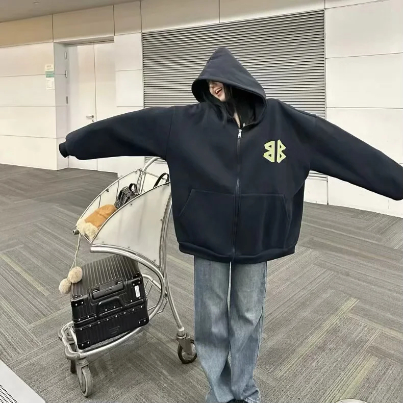 💰145
🖤𝐁𝐚𝐥𝐞𝐧𝐜𝐢𝐚𝐠𝐚巴黎世家新款胶带涂鸦加绒加厚拉链外套
巴黎世家～谁穿谁发👀氛围感拉满！！
大大的帽子好稀饭呀：慵懒感拿捏了
胶带涂鸦图案太帅了吧 拍照也很上镜⭐
纯棉400g加绒加厚❄️江浙沪一件过冬～
又到了穿外套的季节💙💙轻松穿出老钱风！
Color:藏青
Size:M-XL
M 胸围116衣长68
L   胸围118衣长70
XL 胸围120衣长72