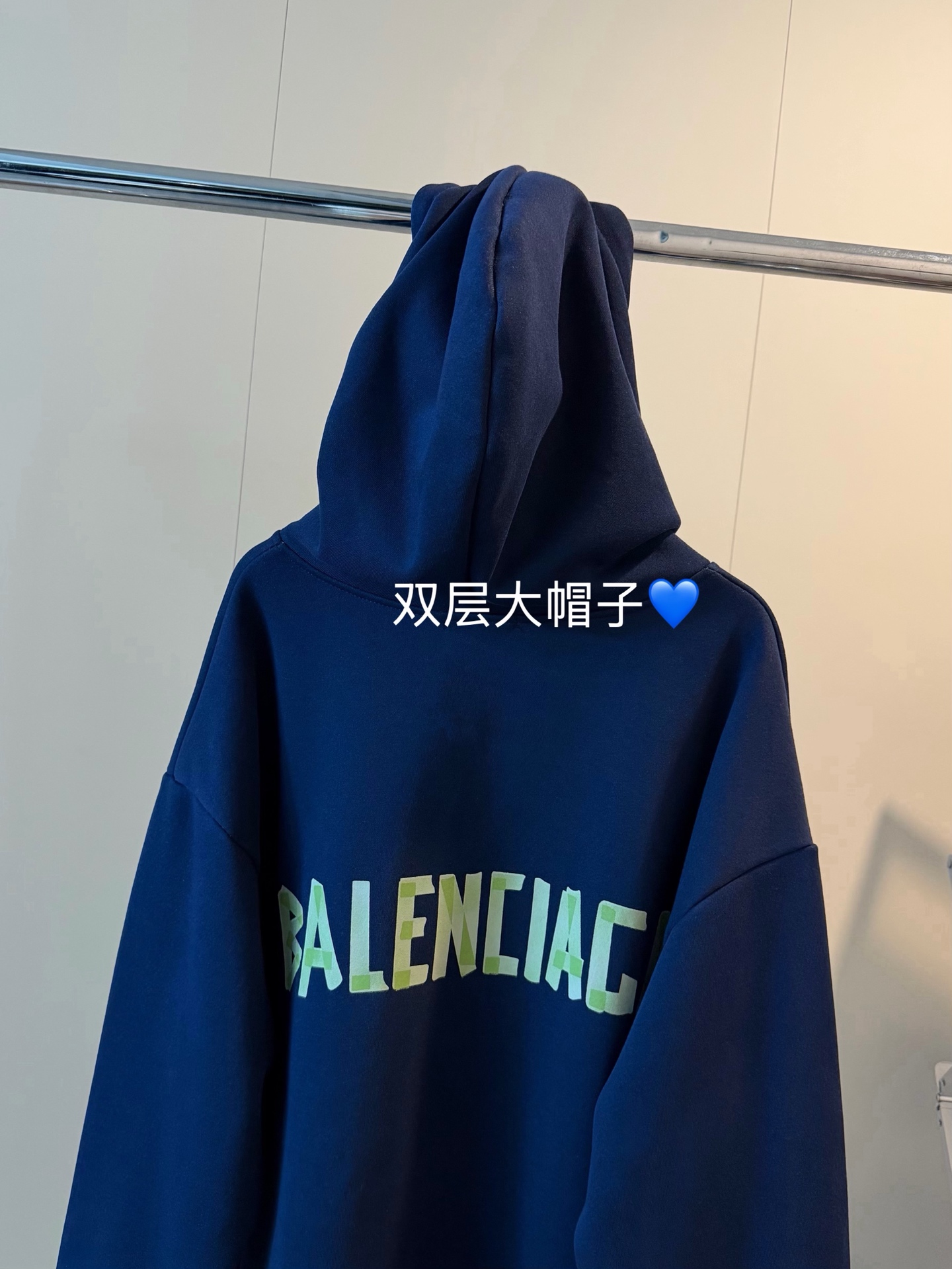 💰145
🖤𝐁𝐚𝐥𝐞𝐧𝐜𝐢𝐚𝐠𝐚巴黎世家新款胶带涂鸦加绒加厚拉链外套
巴黎世家～谁穿谁发👀氛围感拉满！！
大大的帽子好稀饭呀：慵懒感拿捏了
胶带涂鸦图案太帅了吧 拍照也很上镜⭐
纯棉400g加绒加厚❄️江浙沪一件过冬～
又到了穿外套的季节💙💙轻松穿出老钱风！
Color:藏青
Size:M-XL
M 胸围116衣长68
L   胸围118衣长70
XL 胸围120衣长72