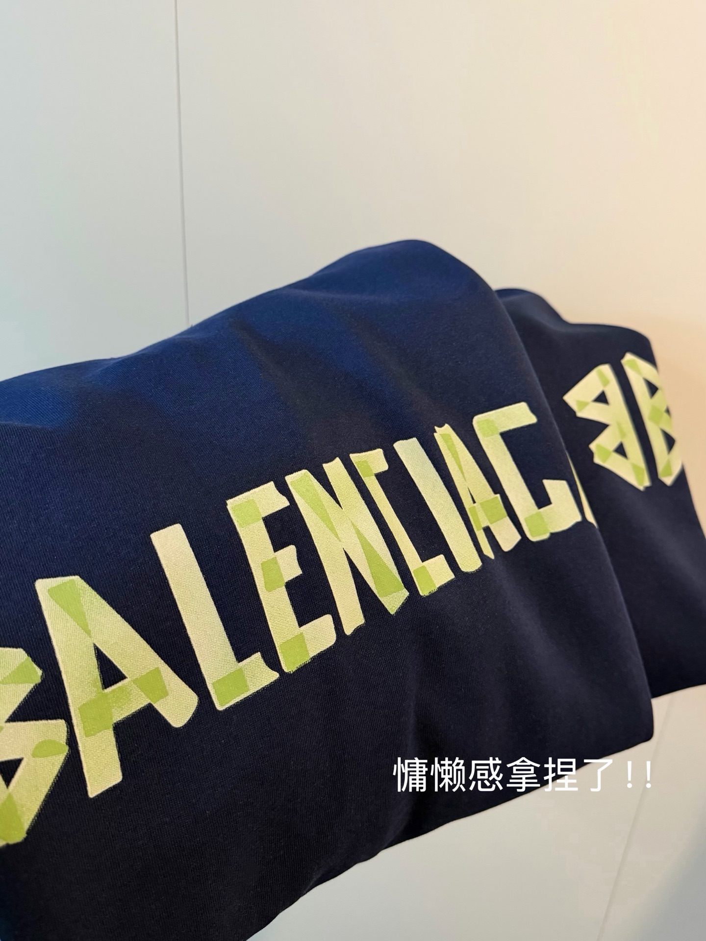 💰145
🖤𝐁𝐚𝐥𝐞𝐧𝐜𝐢𝐚𝐠𝐚巴黎世家新款胶带涂鸦加绒加厚拉链外套
巴黎世家～谁穿谁发👀氛围感拉满！！
大大的帽子好稀饭呀：慵懒感拿捏了
胶带涂鸦图案太帅了吧 拍照也很上镜⭐
纯棉400g加绒加厚❄️江浙沪一件过冬～
又到了穿外套的季节💙💙轻松穿出老钱风！
Color:藏青
Size:M-XL
M 胸围116衣长68
L   胸围118衣长70
XL 胸围120衣长72