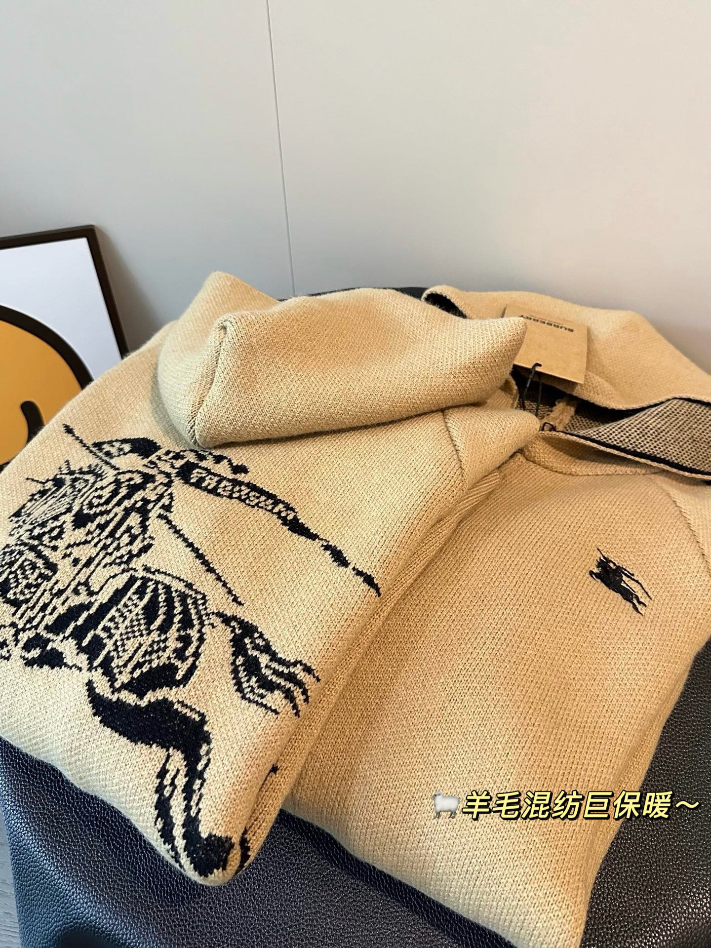 💰135
🖤𝐁𝐮𝐫𝐛𝐞𝐫𝐫𝐲巴宝莉25SS新款战马提花羊毛拉链连帽外套
浅浅期待一下冬天🤎🤎美拉德氛围感十足
后背BBR战马提花太好看了 上身显白白！
胸前重工刺绣logo 精致高级感满满
羊毛混纺超级温暖温柔🙃已经脑补到nn部电视剧秋冬穿搭啦
上身自带垂坠感～狠狠遮肉 完全不会显胖❄️
Color：咖色
Size:S M L
S 胸围112衣长68
M胸围114衣长70
L胸围116衣长72