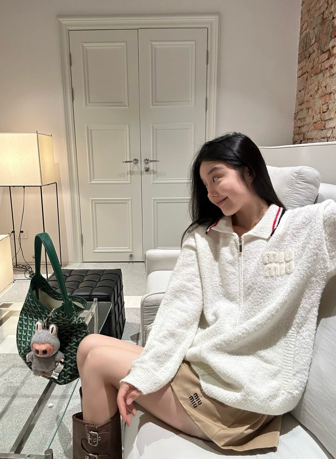 💰130
🖤𝗠𝗶𝘂𝗺𝗶𝘂缪缪家新款字母刺绣logo毛绒拉链外套
毛绒绒的手感～是心动的感觉啦👀
胸前刺绣logo字母点缀 敲好看有辨识度
颗粒绒针织面料🤲软糯亲肤又带点垂坠感
撞色领口太特别了吧 谁穿谁懂的时髦feel
行走的小白兔🐰锁死这波穿搭✔️✔️自留款
Color：白色
Size：S M L
S 胸围98衣长56
M 胸围100衣长58
L  胸围102衣长60