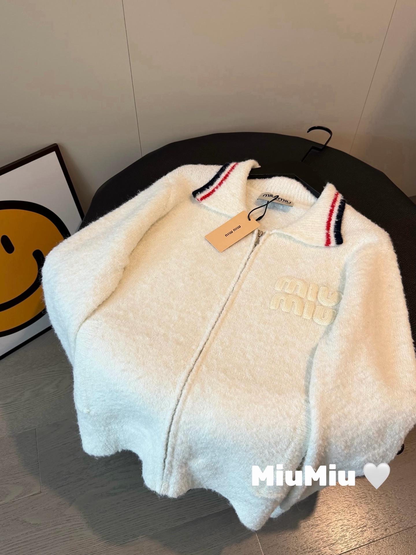 💰130
🖤𝗠𝗶𝘂𝗺𝗶𝘂缪缪家新款字母刺绣logo毛绒拉链外套
毛绒绒的手感～是心动的感觉啦👀
胸前刺绣logo字母点缀 敲好看有辨识度
颗粒绒针织面料🤲软糯亲肤又带点垂坠感
撞色领口太特别了吧 谁穿谁懂的时髦feel
行走的小白兔🐰锁死这波穿搭✔️✔️自留款
Color：白色
Size：S M L
S 胸围98衣长56
M 胸围100衣长58
L  胸围102衣长60