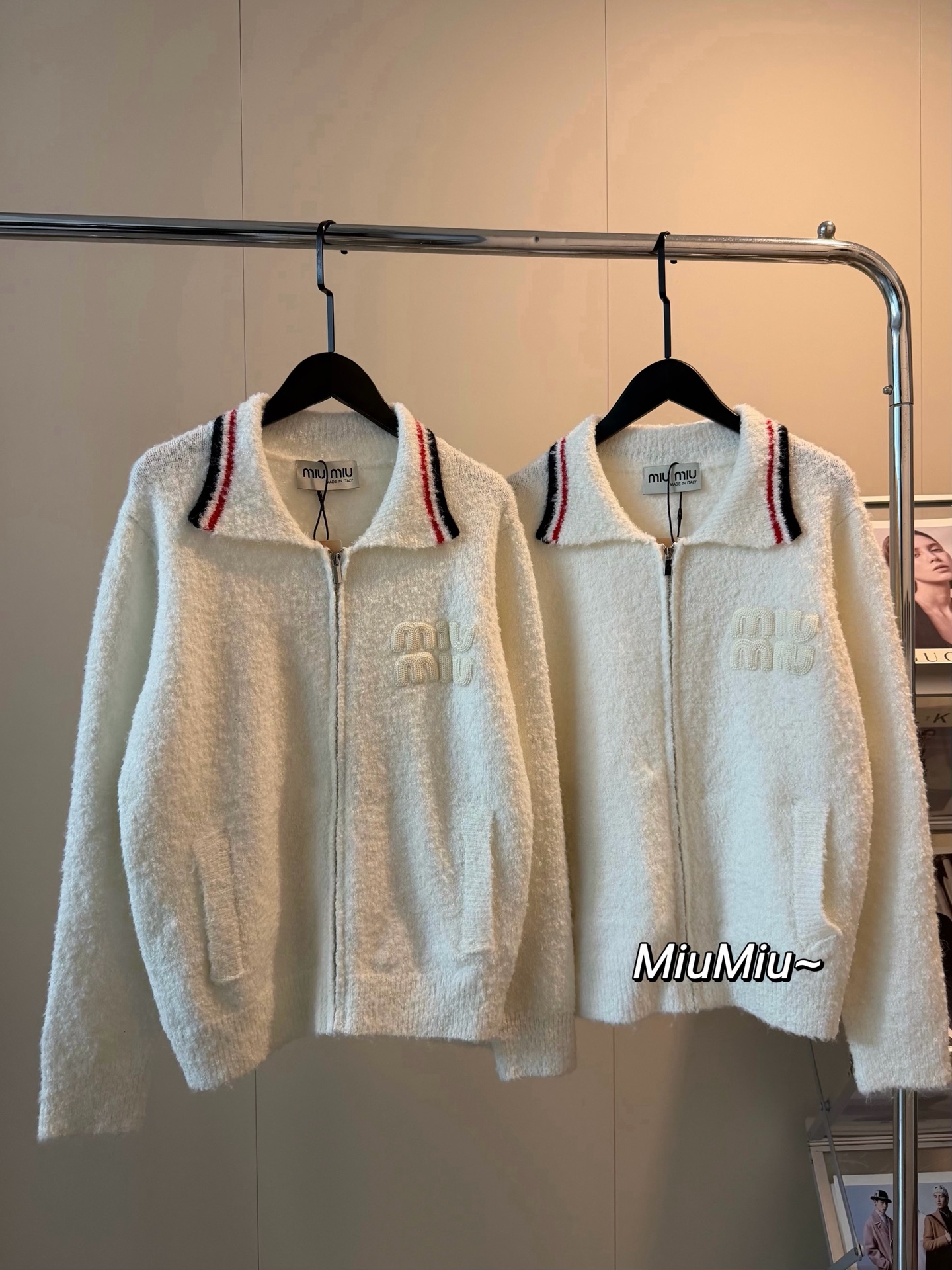 💰130
🖤𝗠𝗶𝘂𝗺𝗶𝘂缪缪家新款字母刺绣logo毛绒拉链外套
毛绒绒的手感～是心动的感觉啦👀
胸前刺绣logo字母点缀 敲好看有辨识度
颗粒绒针织面料🤲软糯亲肤又带点垂坠感
撞色领口太特别了吧 谁穿谁懂的时髦feel
行走的小白兔🐰锁死这波穿搭✔️✔️自留款
Color：白色
Size：S M L
S 胸围98衣长56
M 胸围100衣长58
L  胸围102衣长60