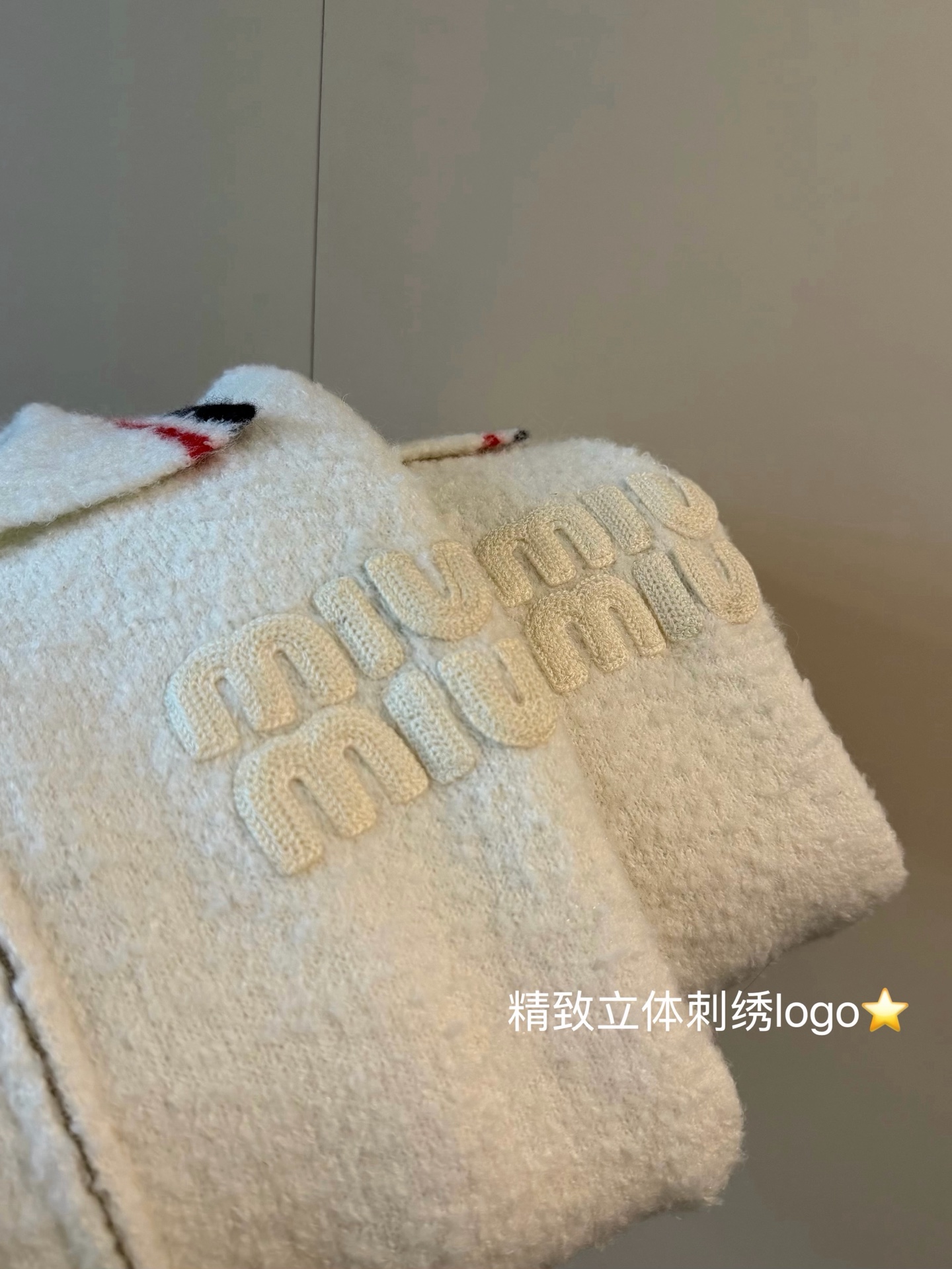 💰130
🖤𝗠𝗶𝘂𝗺𝗶𝘂缪缪家新款字母刺绣logo毛绒拉链外套
毛绒绒的手感～是心动的感觉啦👀
胸前刺绣logo字母点缀 敲好看有辨识度
颗粒绒针织面料🤲软糯亲肤又带点垂坠感
撞色领口太特别了吧 谁穿谁懂的时髦feel
行走的小白兔🐰锁死这波穿搭✔️✔️自留款
Color：白色
Size：S M L
S 胸围98衣长56
M 胸围100衣长58
L  胸围102衣长60