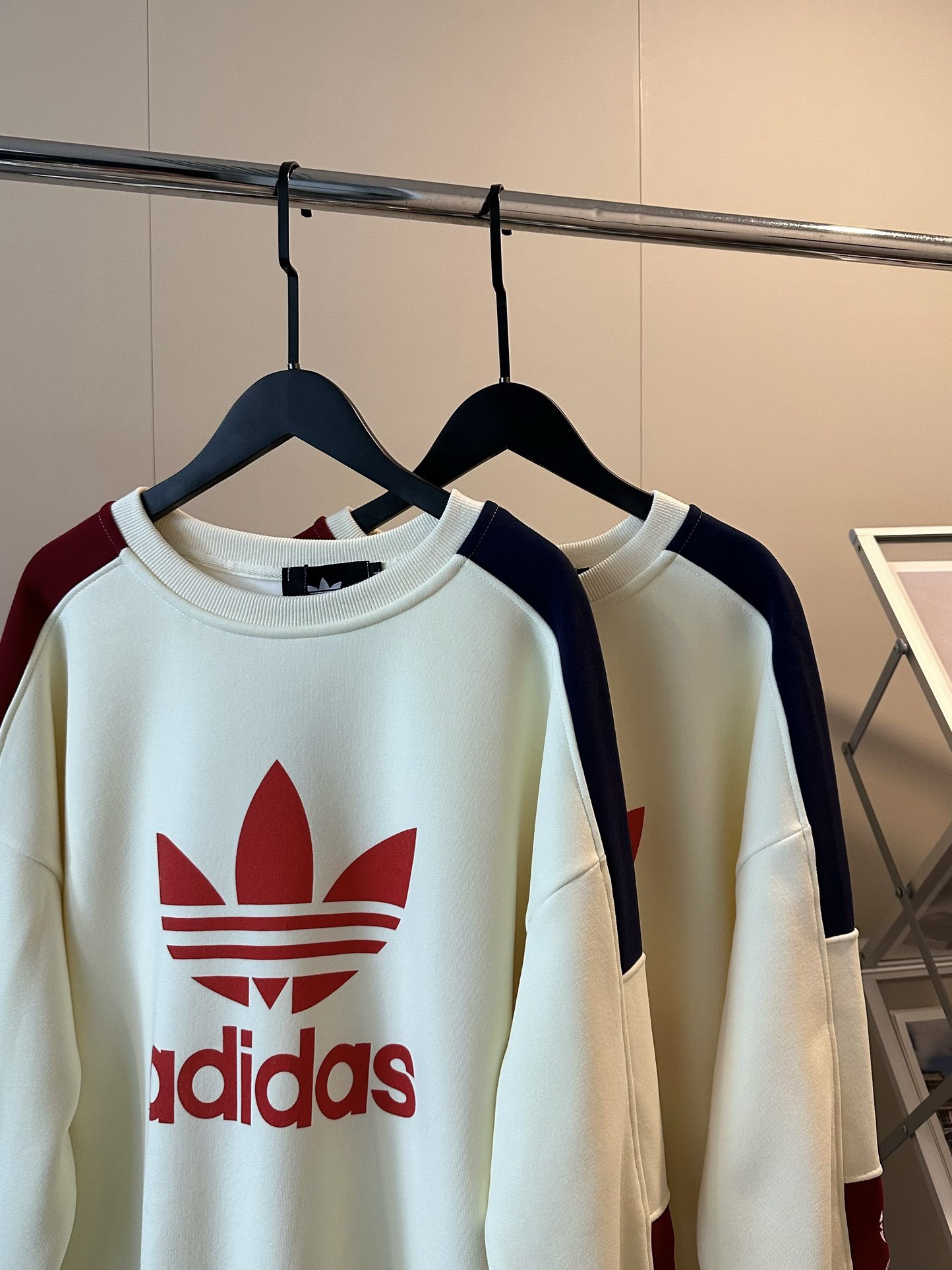 💰110
🖤Adidas三叶草新款撞色手臂刺绣撞色圆领卫衣
秋冬不费力穿搭❤️🤍主打一个chill！
蓝白红拼色真的绝绝 怎么搭配都显白～
手臂重工刺绣logo➕环保印花 高级感拉满
重磅纯棉380g面料🔆手感舒服温暖整个秋天
宽松版型超级显瘦遮肉～内搭外穿都很🉑
Color:杏色拼
Size:M-XL
M  胸围114  衣长68
L   胸围116  衣长70
XL 胸围118  衣长72