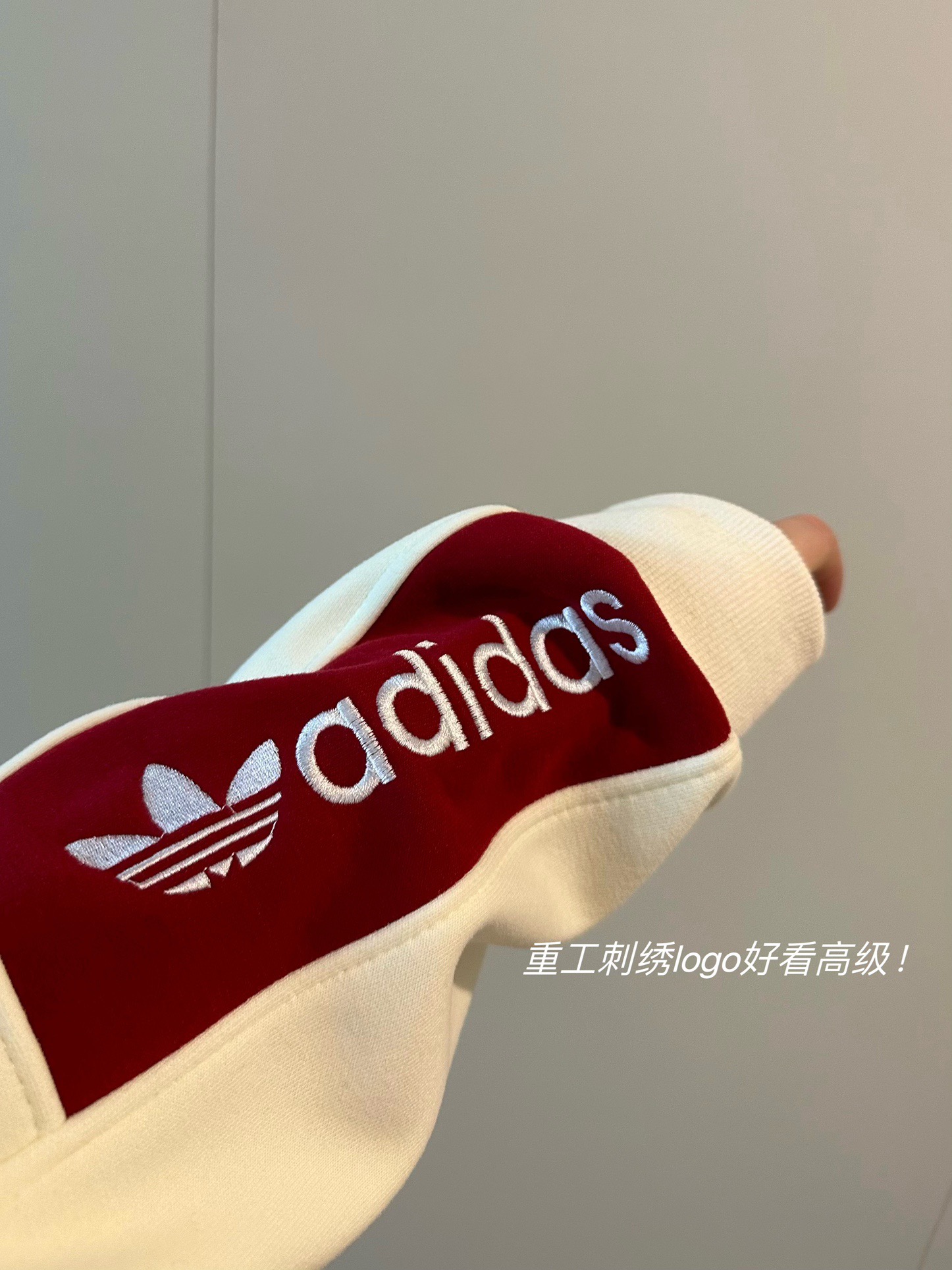 💰110
🖤Adidas三叶草新款撞色手臂刺绣撞色圆领卫衣
秋冬不费力穿搭❤️🤍主打一个chill！
蓝白红拼色真的绝绝 怎么搭配都显白～
手臂重工刺绣logo➕环保印花 高级感拉满
重磅纯棉380g面料🔆手感舒服温暖整个秋天
宽松版型超级显瘦遮肉～内搭外穿都很🉑
Color:杏色拼
Size:M-XL
M  胸围114  衣长68
L   胸围116  衣长70
XL 胸围118  衣长72