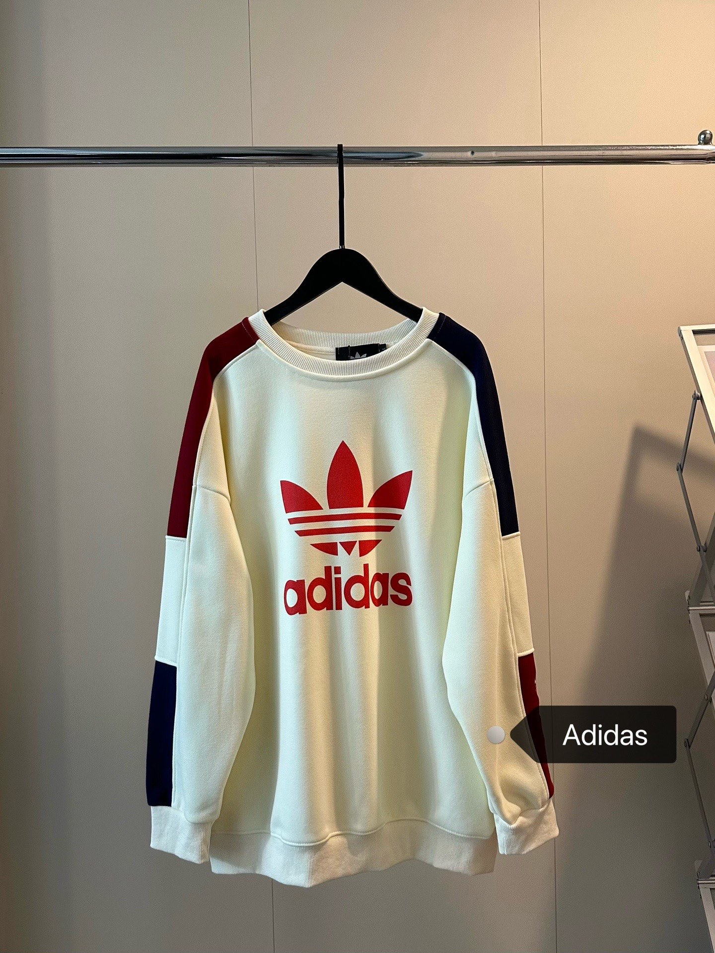 💰110
🖤Adidas三叶草新款撞色手臂刺绣撞色圆领卫衣
秋冬不费力穿搭❤️🤍主打一个chill！
蓝白红拼色真的绝绝 怎么搭配都显白～
手臂重工刺绣logo➕环保印花 高级感拉满
重磅纯棉380g面料🔆手感舒服温暖整个秋天
宽松版型超级显瘦遮肉～内搭外穿都很🉑
Color:杏色拼
Size:M-XL
M  胸围114  衣长68
L   胸围116  衣长70
XL 胸围118  衣长72