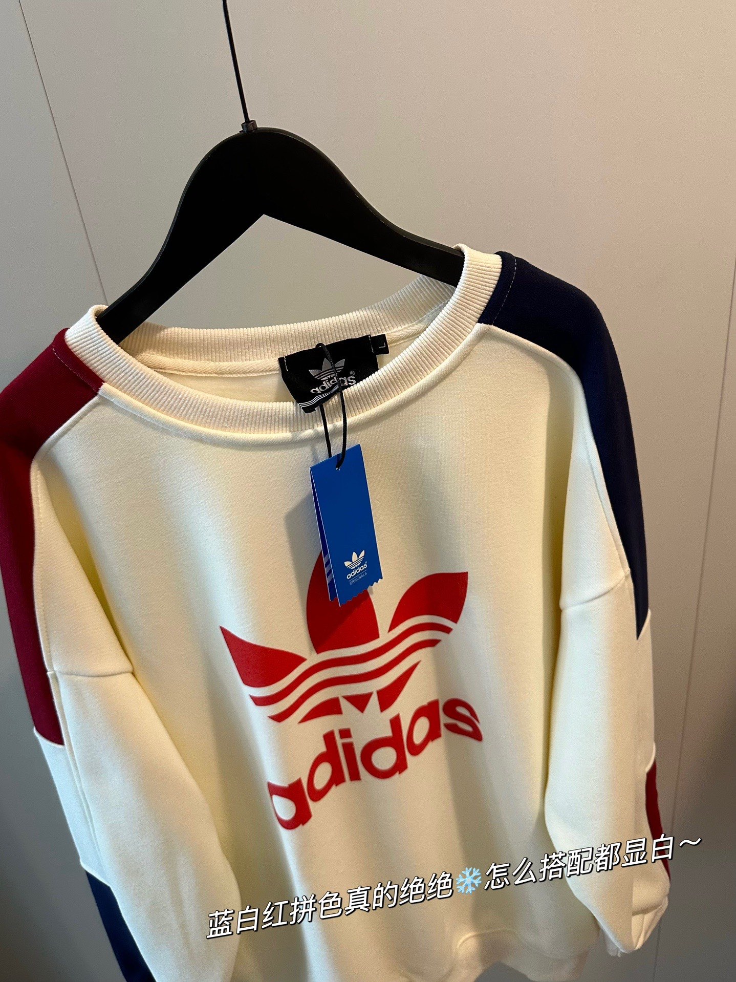 💰110
🖤Adidas三叶草新款撞色手臂刺绣撞色圆领卫衣
秋冬不费力穿搭❤️🤍主打一个chill！
蓝白红拼色真的绝绝 怎么搭配都显白～
手臂重工刺绣logo➕环保印花 高级感拉满
重磅纯棉380g面料🔆手感舒服温暖整个秋天
宽松版型超级显瘦遮肉～内搭外穿都很🉑
Color:杏色拼
Size:M-XL
M  胸围114  衣长68
L   胸围116  衣长70
XL 胸围118  衣长72
