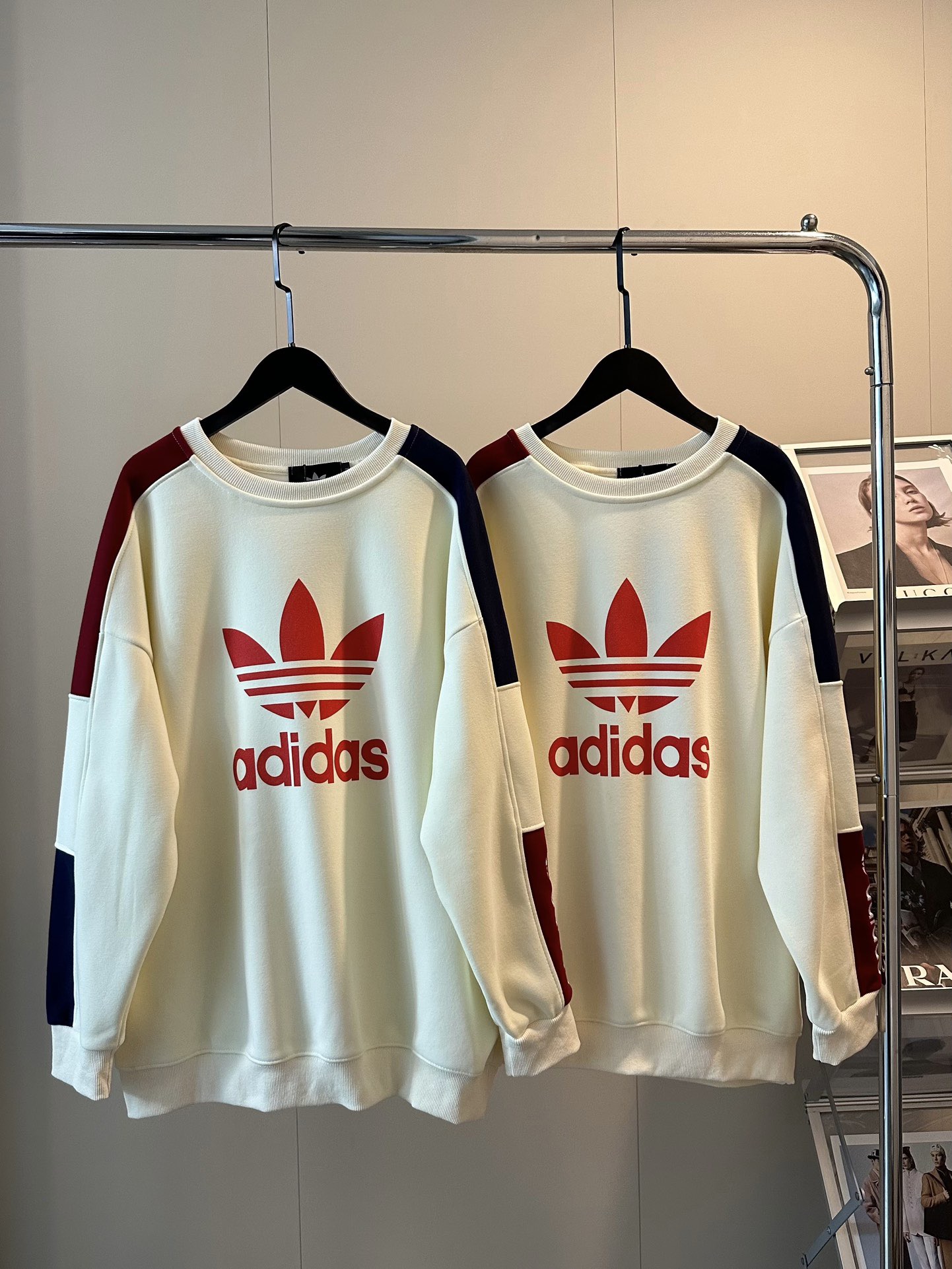 💰110
🖤Adidas三叶草新款撞色手臂刺绣撞色圆领卫衣
秋冬不费力穿搭❤️🤍主打一个chill！
蓝白红拼色真的绝绝 怎么搭配都显白～
手臂重工刺绣logo➕环保印花 高级感拉满
重磅纯棉380g面料🔆手感舒服温暖整个秋天
宽松版型超级显瘦遮肉～内搭外穿都很🉑
Color:杏色拼
Size:M-XL
M  胸围114  衣长68
L   胸围116  衣长70
XL 胸围118  衣长72