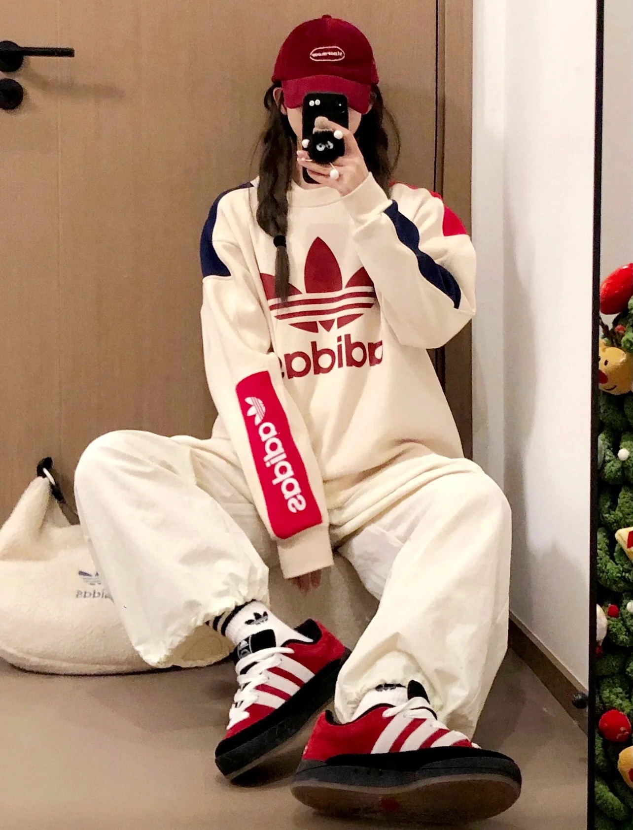 💰110
🖤Adidas三叶草新款撞色手臂刺绣撞色圆领卫衣
秋冬不费力穿搭❤️🤍主打一个chill！
蓝白红拼色真的绝绝 怎么搭配都显白～
手臂重工刺绣logo➕环保印花 高级感拉满
重磅纯棉380g面料🔆手感舒服温暖整个秋天
宽松版型超级显瘦遮肉～内搭外穿都很🉑
Color:杏色拼
Size:M-XL
M  胸围114  衣长68
L   胸围116  衣长70
XL 胸围118  衣长72