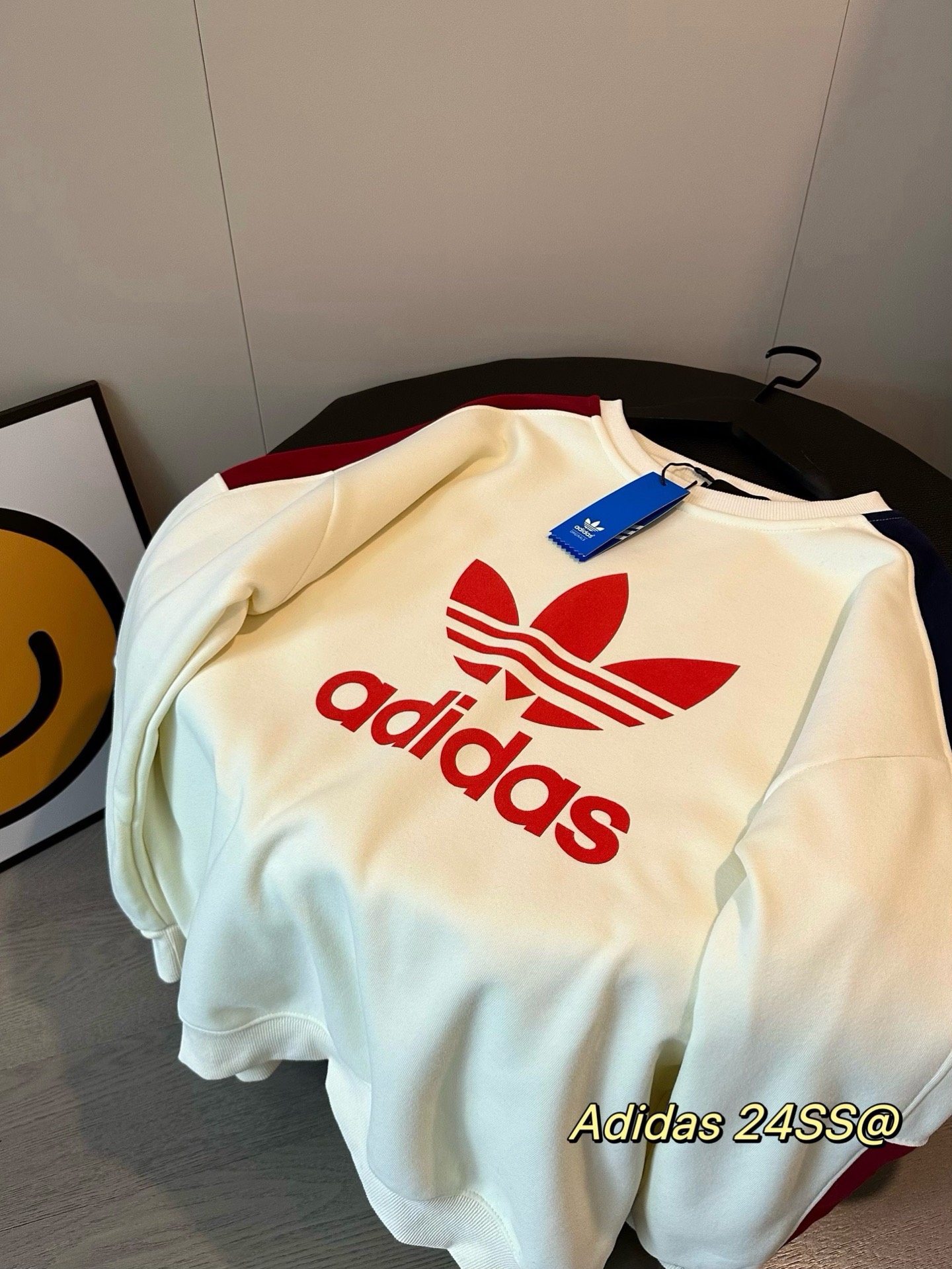 💰110
🖤Adidas三叶草新款撞色手臂刺绣撞色圆领卫衣
秋冬不费力穿搭❤️🤍主打一个chill！
蓝白红拼色真的绝绝 怎么搭配都显白～
手臂重工刺绣logo➕环保印花 高级感拉满
重磅纯棉380g面料🔆手感舒服温暖整个秋天
宽松版型超级显瘦遮肉～内搭外穿都很🉑
Color:杏色拼
Size:M-XL
M  胸围114  衣长68
L   胸围116  衣长70
XL 胸围118  衣长72