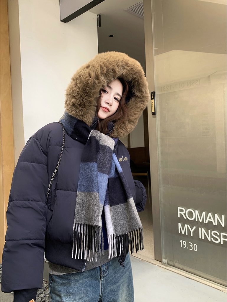 💰140 
🖤𝐀𝐥𝐨 25SS秋冬新款硅胶logo大毛领连帽短款藏蓝色羽绒棉服
特别深邃的藏青色💙💙这颜色养眼没谁了
超甜耶轻松隐藏身材 硅胶字母太精致了
帽子和毛领子都🉑拆卸 又大又蓬松！！
收腰版型太绝了 妥妥的拉高腰线 巨显腿长～
新疆有机棉花填充☀️保暖又不显臃肿～
不管是微胖还是偏瘦 都能被调整成又时髦又有质感～
Color：藏蓝
Size:S M L
S胸围112衣长54
M胸围114衣长56
L 胸围116衣长58