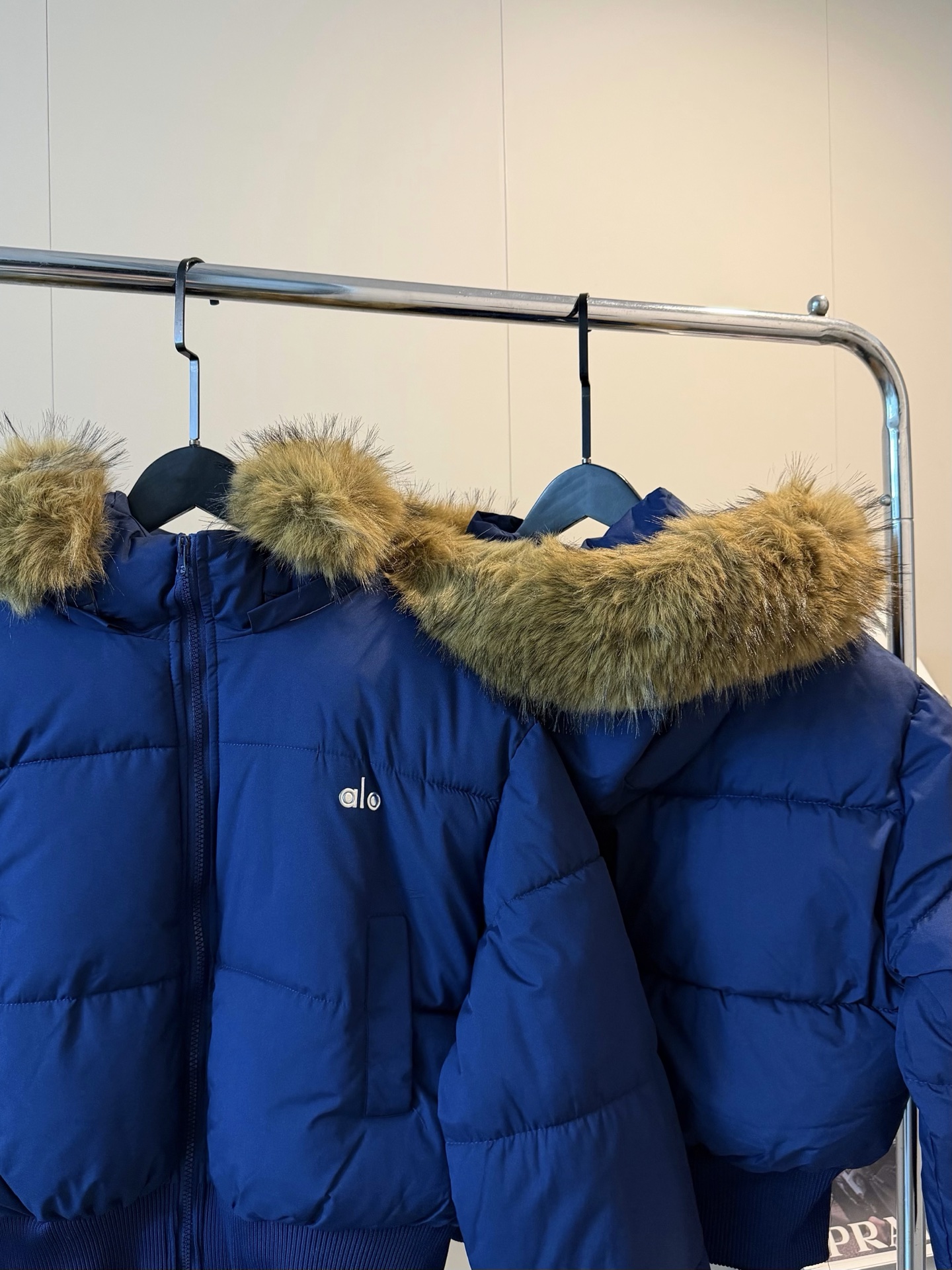 💰140 
🖤𝐀𝐥𝐨 25SS秋冬新款硅胶logo大毛领连帽短款藏蓝色羽绒棉服
特别深邃的藏青色💙💙这颜色养眼没谁了
超甜耶轻松隐藏身材 硅胶字母太精致了
帽子和毛领子都🉑拆卸 又大又蓬松！！
收腰版型太绝了 妥妥的拉高腰线 巨显腿长～
新疆有机棉花填充☀️保暖又不显臃肿～
不管是微胖还是偏瘦 都能被调整成又时髦又有质感～
Color：藏蓝
Size:S M L
S胸围112衣长54
M胸围114衣长56
L 胸围116衣长58