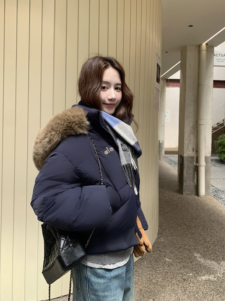 💰140 
🖤𝐀𝐥𝐨 25SS秋冬新款硅胶logo大毛领连帽短款藏蓝色羽绒棉服
特别深邃的藏青色💙💙这颜色养眼没谁了
超甜耶轻松隐藏身材 硅胶字母太精致了
帽子和毛领子都🉑拆卸 又大又蓬松！！
收腰版型太绝了 妥妥的拉高腰线 巨显腿长～
新疆有机棉花填充☀️保暖又不显臃肿～
不管是微胖还是偏瘦 都能被调整成又时髦又有质感～
Color：藏蓝
Size:S M L
S胸围112衣长54
M胸围114衣长56
L 胸围116衣长58