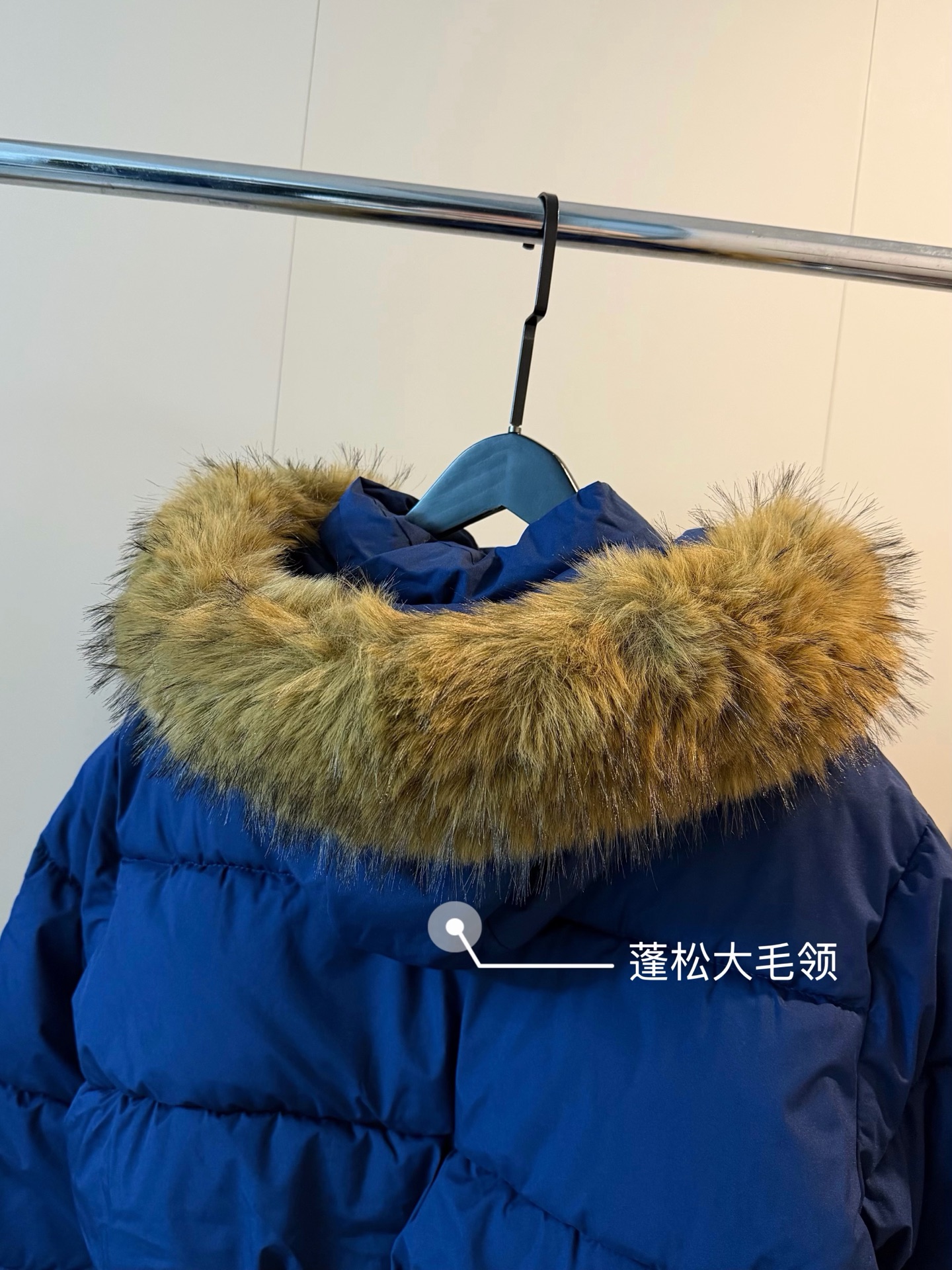 💰140 
🖤𝐀𝐥𝐨 25SS秋冬新款硅胶logo大毛领连帽短款藏蓝色羽绒棉服
特别深邃的藏青色💙💙这颜色养眼没谁了
超甜耶轻松隐藏身材 硅胶字母太精致了
帽子和毛领子都🉑拆卸 又大又蓬松！！
收腰版型太绝了 妥妥的拉高腰线 巨显腿长～
新疆有机棉花填充☀️保暖又不显臃肿～
不管是微胖还是偏瘦 都能被调整成又时髦又有质感～
Color：藏蓝
Size:S M L
S胸围112衣长54
M胸围114衣长56
L 胸围116衣长58