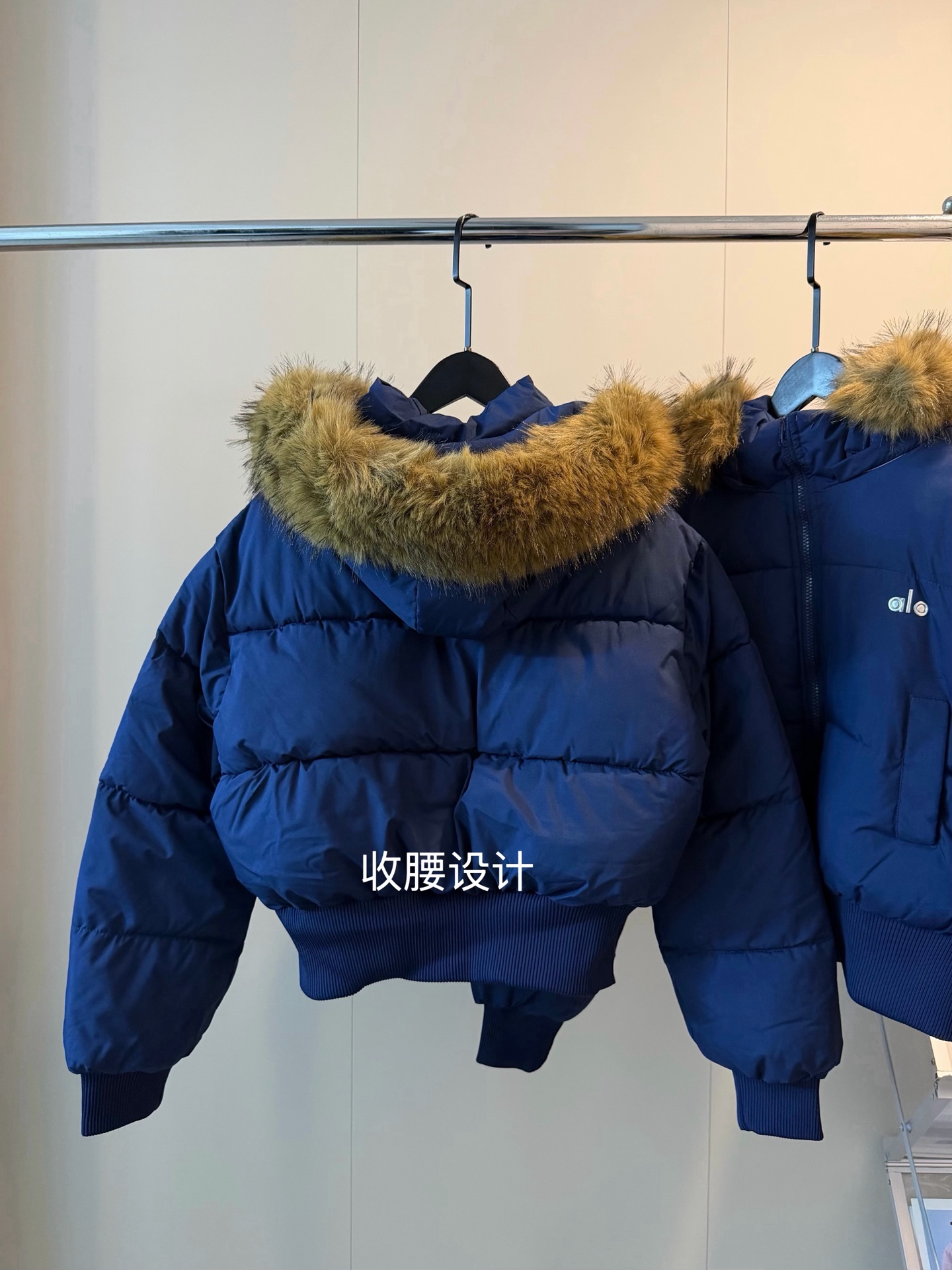 💰140 
🖤𝐀𝐥𝐨 25SS秋冬新款硅胶logo大毛领连帽短款藏蓝色羽绒棉服
特别深邃的藏青色💙💙这颜色养眼没谁了
超甜耶轻松隐藏身材 硅胶字母太精致了
帽子和毛领子都🉑拆卸 又大又蓬松！！
收腰版型太绝了 妥妥的拉高腰线 巨显腿长～
新疆有机棉花填充☀️保暖又不显臃肿～
不管是微胖还是偏瘦 都能被调整成又时髦又有质感～
Color：藏蓝
Size:S M L
S胸围112衣长54
M胸围114衣长56
L 胸围116衣长58