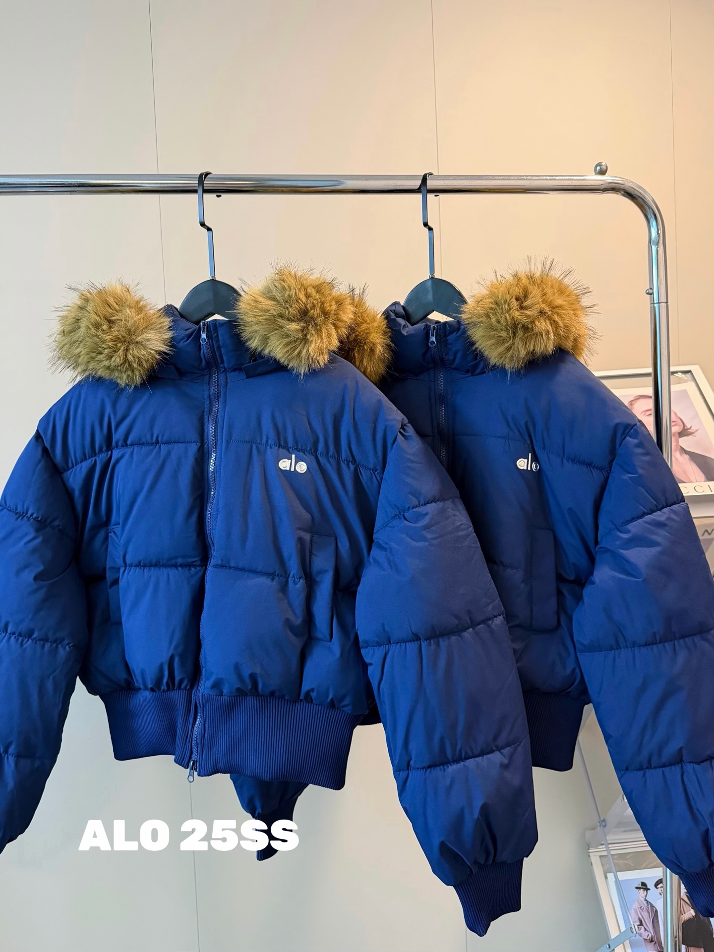 💰140 
🖤𝐀𝐥𝐨 25SS秋冬新款硅胶logo大毛领连帽短款藏蓝色羽绒棉服
特别深邃的藏青色💙💙这颜色养眼没谁了
超甜耶轻松隐藏身材 硅胶字母太精致了
帽子和毛领子都🉑拆卸 又大又蓬松！！
收腰版型太绝了 妥妥的拉高腰线 巨显腿长～
新疆有机棉花填充☀️保暖又不显臃肿～
不管是微胖还是偏瘦 都能被调整成又时髦又有质感～
Color：藏蓝
Size:S M L
S胸围112衣长54
M胸围114衣长56
L 胸围116衣长58