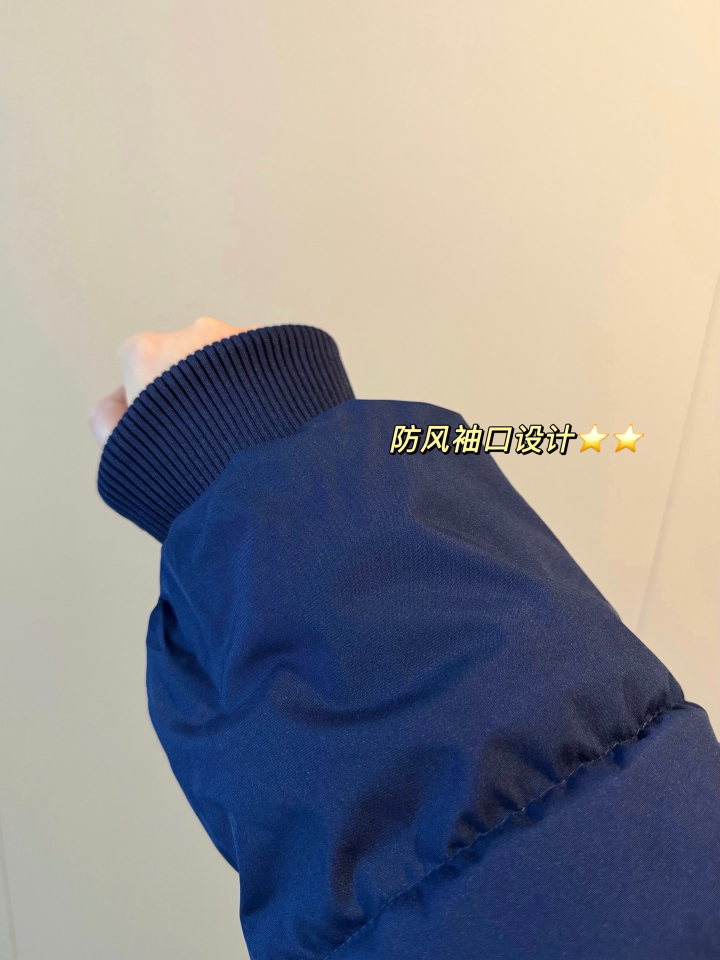 💰140 
🖤𝐀𝐥𝐨 25SS秋冬新款硅胶logo大毛领连帽短款藏蓝色羽绒棉服
特别深邃的藏青色💙💙这颜色养眼没谁了
超甜耶轻松隐藏身材 硅胶字母太精致了
帽子和毛领子都🉑拆卸 又大又蓬松！！
收腰版型太绝了 妥妥的拉高腰线 巨显腿长～
新疆有机棉花填充☀️保暖又不显臃肿～
不管是微胖还是偏瘦 都能被调整成又时髦又有质感～
Color：藏蓝
Size:S M L
S胸围112衣长54
M胸围114衣长56
L 胸围116衣长58