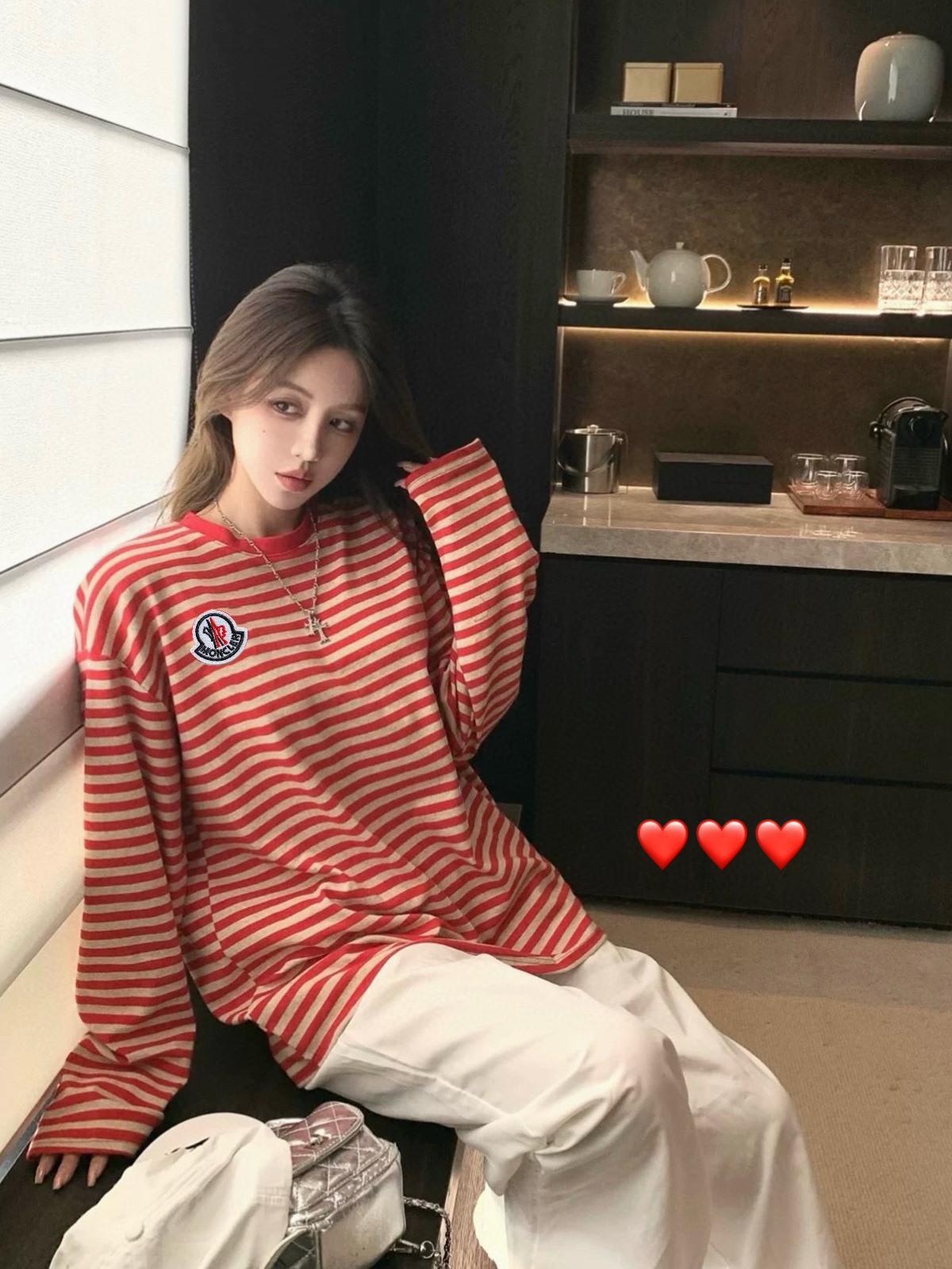 💰125
🖤𝗠𝗼𝗻𝗰𝗹𝗲𝗿蒙口25SS冬季限定刺绣条纹磨毛卫衣
摸着毛绒绒太舒服🍅🍅撞色条纹显白又特别
这个颜色很衬肤色 仙女感直接拉满！
精致字母刺绣logo 温温柔柔高级风十足🤍
重磅羊绒磨毛面料🔆手感毛茸茸舒服保暖！！
随便搭搭都好看👀软糯慵懒风真的太适合冬天了
Color:红色
Size:M-XL（宽松版型✨）
M 胸围124衣长66
L  胸围126衣长68
XL胸围128衣长70