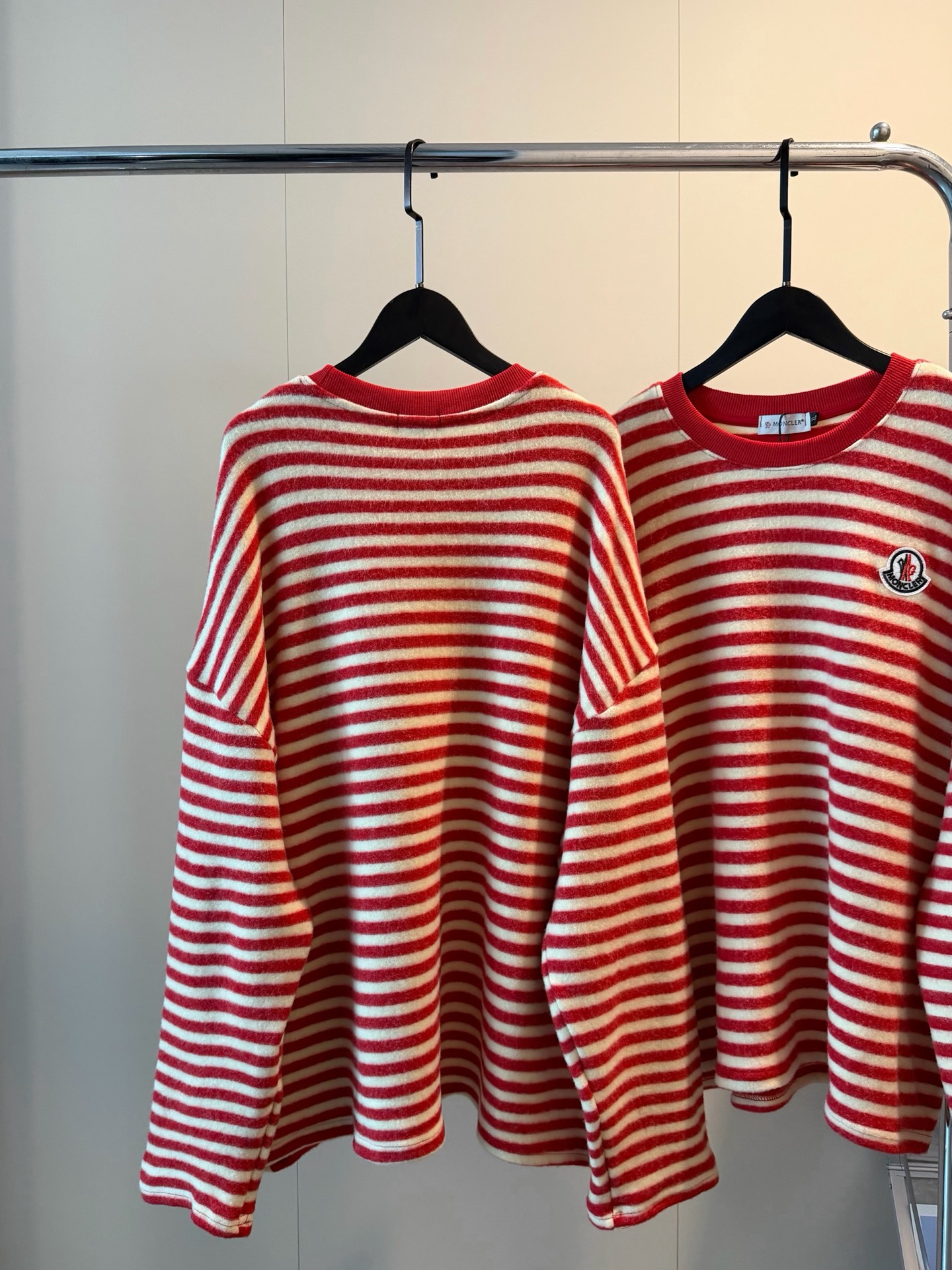 💰125
🖤𝗠𝗼𝗻𝗰𝗹𝗲𝗿蒙口25SS冬季限定刺绣条纹磨毛卫衣
摸着毛绒绒太舒服🍅🍅撞色条纹显白又特别
这个颜色很衬肤色 仙女感直接拉满！
精致字母刺绣logo 温温柔柔高级风十足🤍
重磅羊绒磨毛面料🔆手感毛茸茸舒服保暖！！
随便搭搭都好看👀软糯慵懒风真的太适合冬天了
Color:红色
Size:M-XL（宽松版型✨）
M 胸围124衣长66
L  胸围126衣长68
XL胸围128衣长70