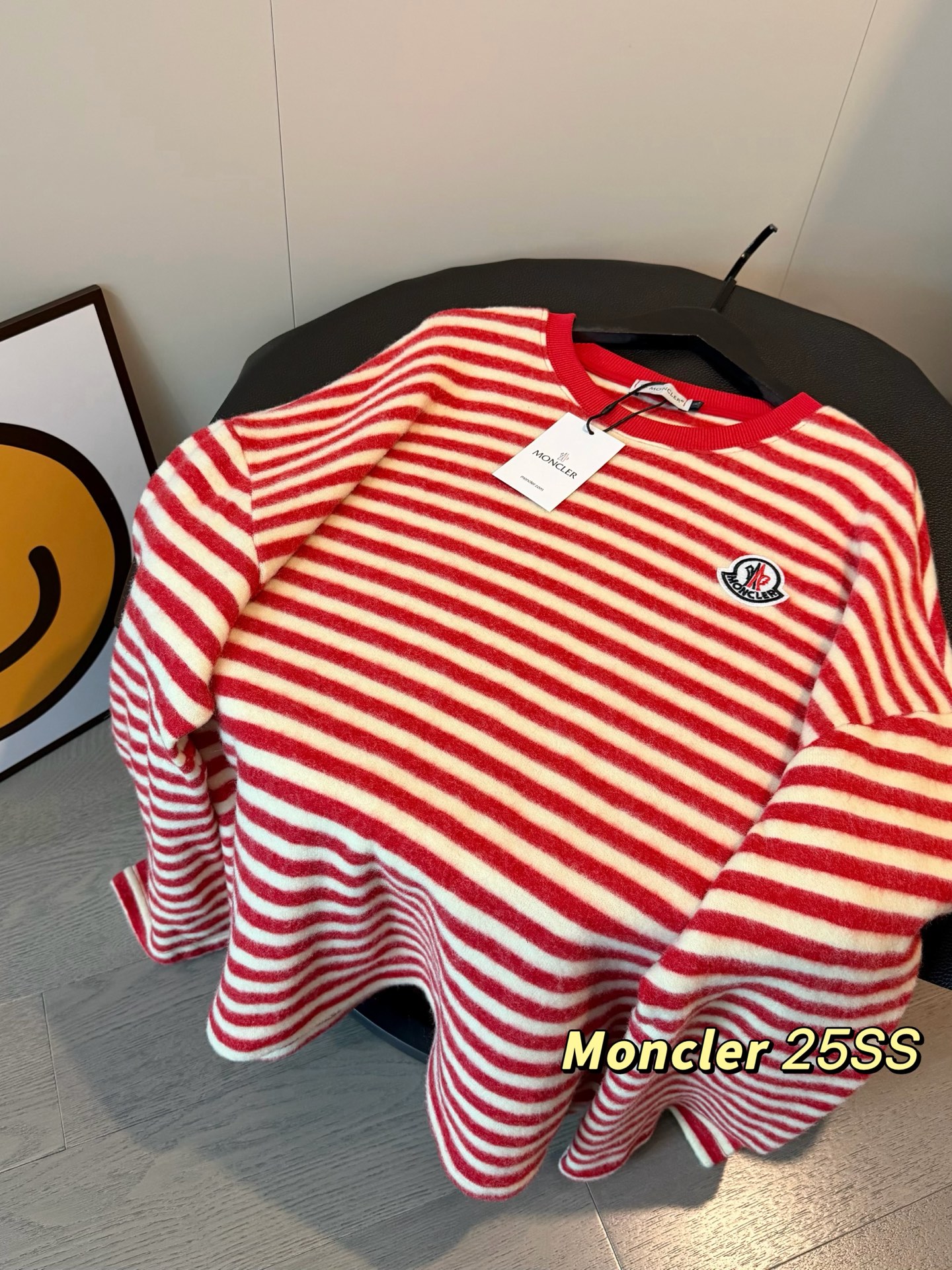 💰125
🖤𝗠𝗼𝗻𝗰𝗹𝗲𝗿蒙口25SS冬季限定刺绣条纹磨毛卫衣
摸着毛绒绒太舒服🍅🍅撞色条纹显白又特别
这个颜色很衬肤色 仙女感直接拉满！
精致字母刺绣logo 温温柔柔高级风十足🤍
重磅羊绒磨毛面料🔆手感毛茸茸舒服保暖！！
随便搭搭都好看👀软糯慵懒风真的太适合冬天了
Color:红色
Size:M-XL（宽松版型✨）
M 胸围124衣长66
L  胸围126衣长68
XL胸围128衣长70