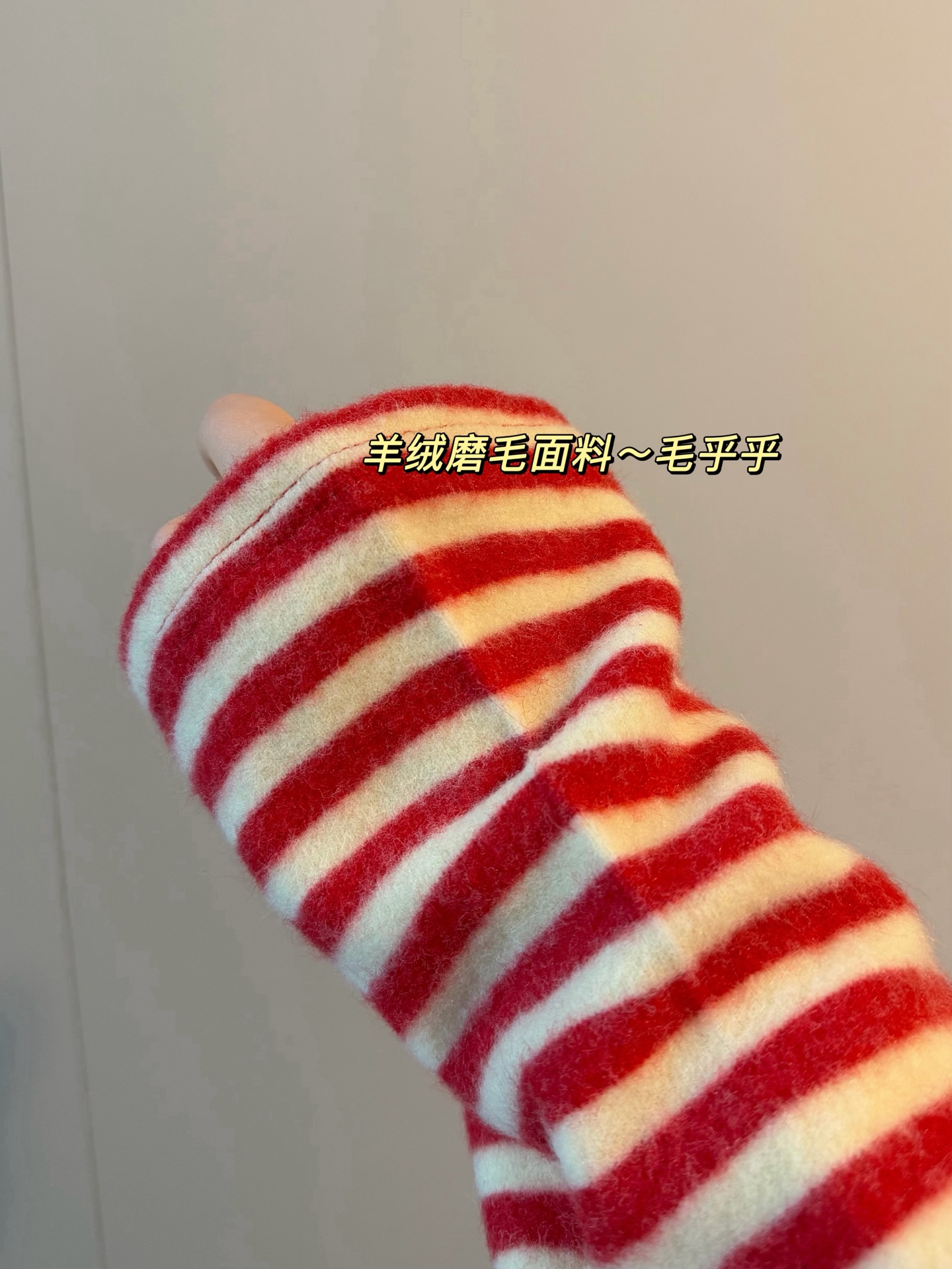 💰125
🖤𝗠𝗼𝗻𝗰𝗹𝗲𝗿蒙口25SS冬季限定刺绣条纹磨毛卫衣
摸着毛绒绒太舒服🍅🍅撞色条纹显白又特别
这个颜色很衬肤色 仙女感直接拉满！
精致字母刺绣logo 温温柔柔高级风十足🤍
重磅羊绒磨毛面料🔆手感毛茸茸舒服保暖！！
随便搭搭都好看👀软糯慵懒风真的太适合冬天了
Color:红色
Size:M-XL（宽松版型✨）
M 胸围124衣长66
L  胸围126衣长68
XL胸围128衣长70