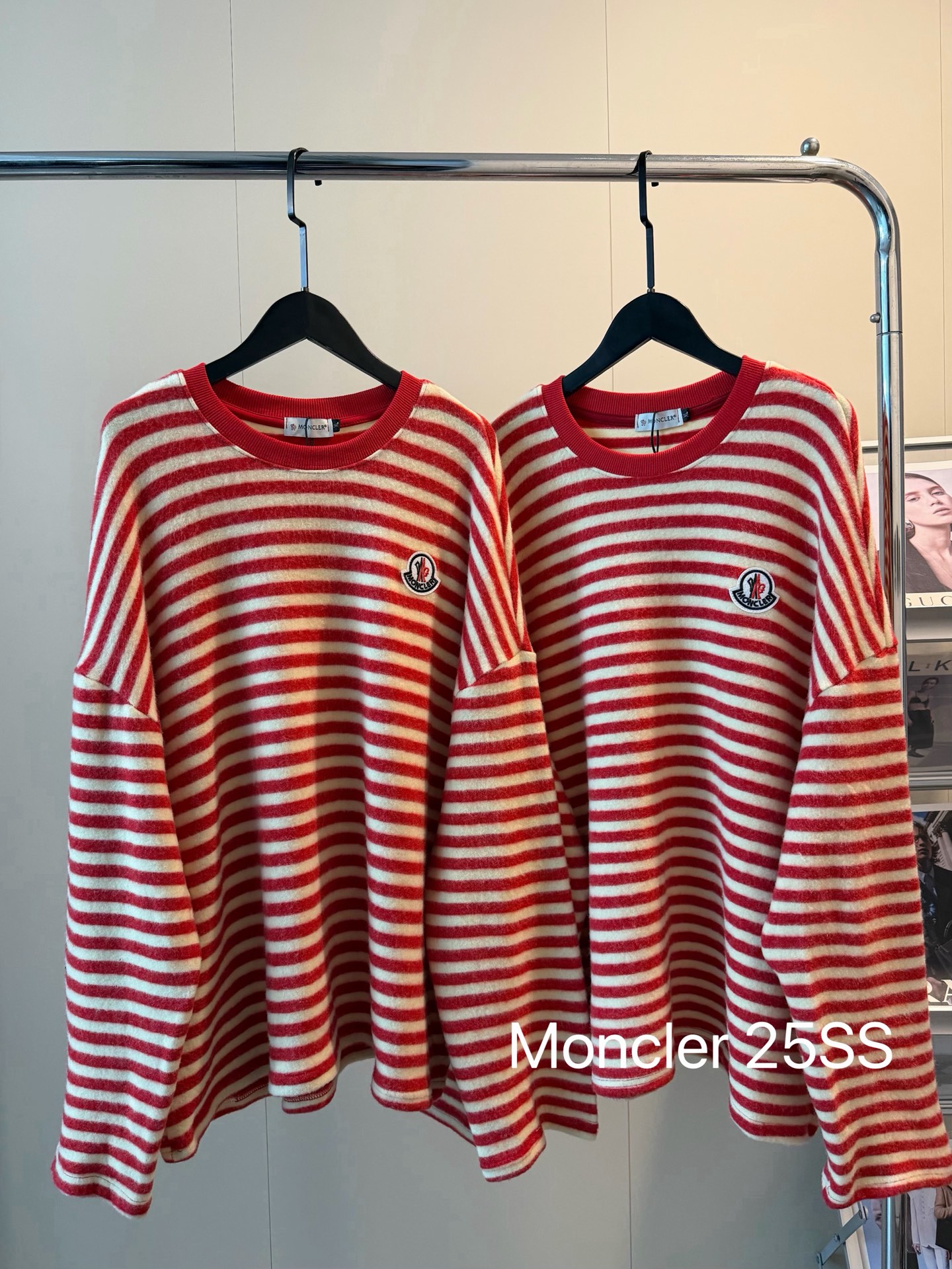 💰125
🖤𝗠𝗼𝗻𝗰𝗹𝗲𝗿蒙口25SS冬季限定刺绣条纹磨毛卫衣
摸着毛绒绒太舒服🍅🍅撞色条纹显白又特别
这个颜色很衬肤色 仙女感直接拉满！
精致字母刺绣logo 温温柔柔高级风十足🤍
重磅羊绒磨毛面料🔆手感毛茸茸舒服保暖！！
随便搭搭都好看👀软糯慵懒风真的太适合冬天了
Color:红色
Size:M-XL（宽松版型✨）
M 胸围124衣长66
L  胸围126衣长68
XL胸围128衣长70