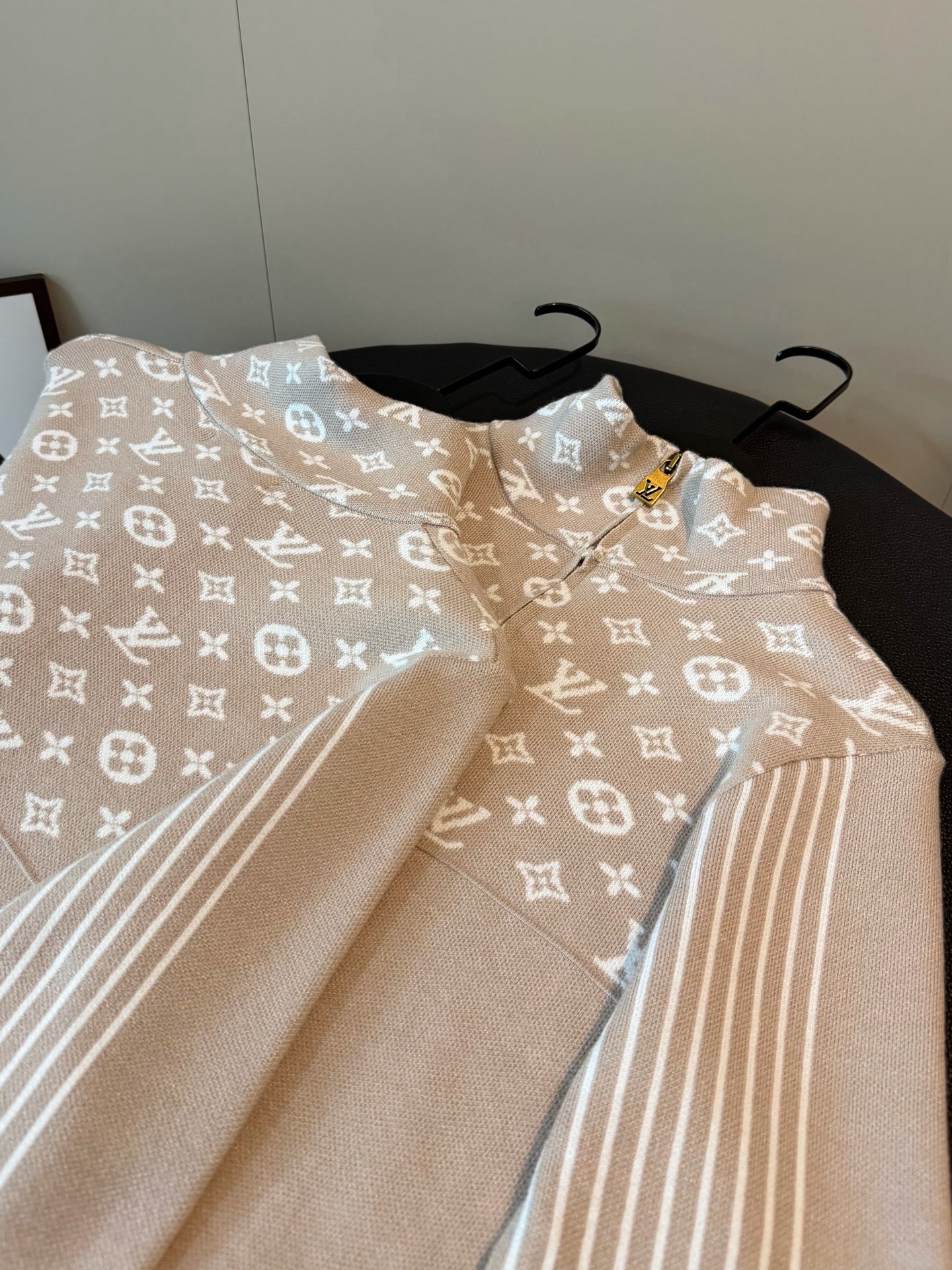 💰120
🖤Louis Vuitton路易威登新款半拉链短款提花毛衣
这件也太温柔了吧🥛奶茶色直接爱了
很喜欢这种休闲又老钱的慵懒上衣！
定制YB图案拉链 全身提花刺绣logo精致高级
奶油色好米好米🔆针织混纺保暖又舒服
LV 真的是我喜欢的型🤍🤍不挑人怎么穿都好看！！
Color：杏色
Size：S M L
S  胸围94衣长51
M 胸围96衣长52
L  胸围98衣长53