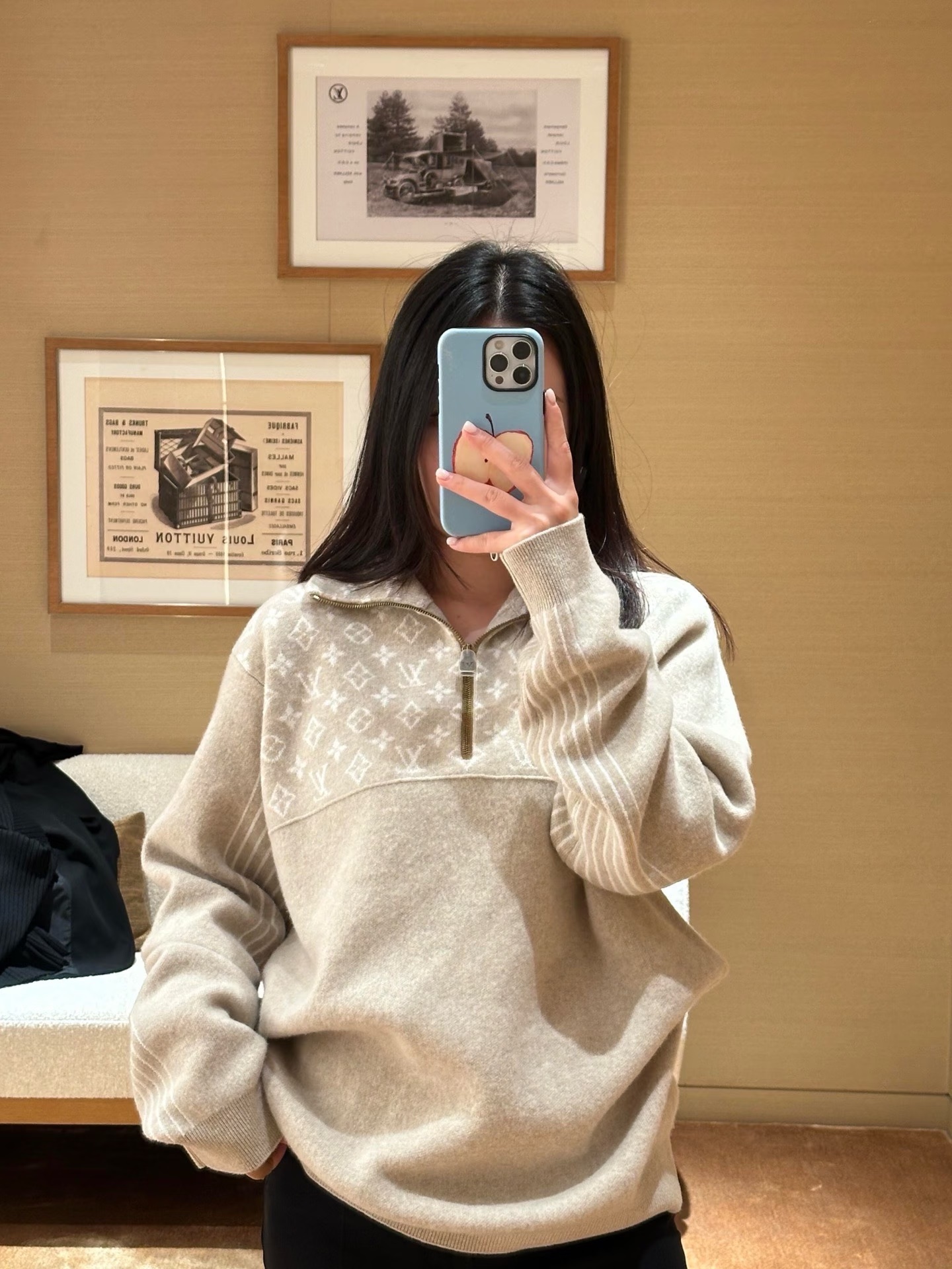 💰120
🖤Louis Vuitton路易威登新款半拉链短款提花毛衣
这件也太温柔了吧🥛奶茶色直接爱了
很喜欢这种休闲又老钱的慵懒上衣！
定制YB图案拉链 全身提花刺绣logo精致高级
奶油色好米好米🔆针织混纺保暖又舒服
LV 真的是我喜欢的型🤍🤍不挑人怎么穿都好看！！
Color：杏色
Size：S M L
S  胸围94衣长51
M 胸围96衣长52
L  胸围98衣长53