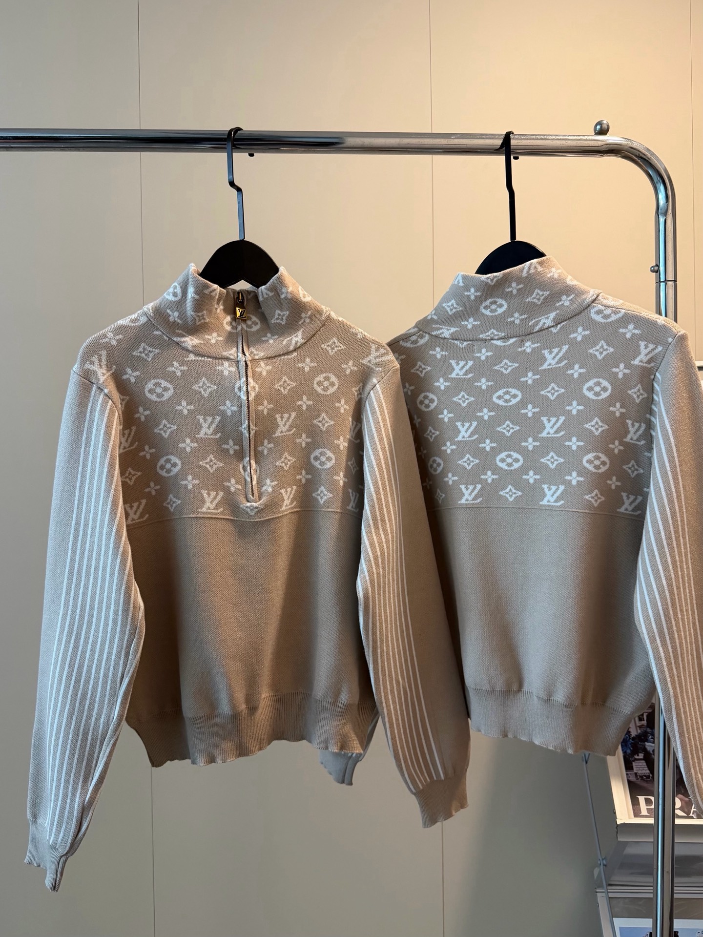 💰120
🖤Louis Vuitton路易威登新款半拉链短款提花毛衣
这件也太温柔了吧🥛奶茶色直接爱了
很喜欢这种休闲又老钱的慵懒上衣！
定制YB图案拉链 全身提花刺绣logo精致高级
奶油色好米好米🔆针织混纺保暖又舒服
LV 真的是我喜欢的型🤍🤍不挑人怎么穿都好看！！
Color：杏色
Size：S M L
S  胸围94衣长51
M 胸围96衣长52
L  胸围98衣长53