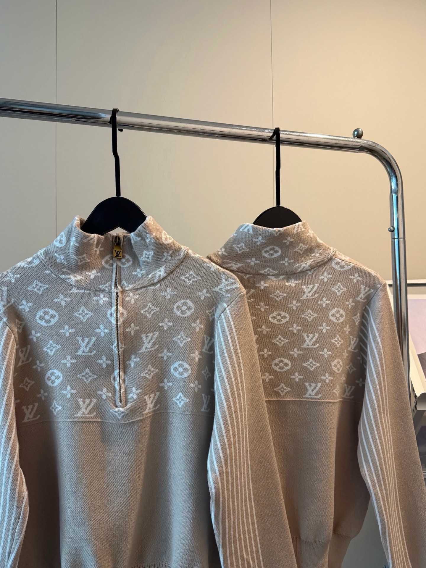 💰120
🖤Louis Vuitton路易威登新款半拉链短款提花毛衣
这件也太温柔了吧🥛奶茶色直接爱了
很喜欢这种休闲又老钱的慵懒上衣！
定制YB图案拉链 全身提花刺绣logo精致高级
奶油色好米好米🔆针织混纺保暖又舒服
LV 真的是我喜欢的型🤍🤍不挑人怎么穿都好看！！
Color：杏色
Size：S M L
S  胸围94衣长51
M 胸围96衣长52
L  胸围98衣长53