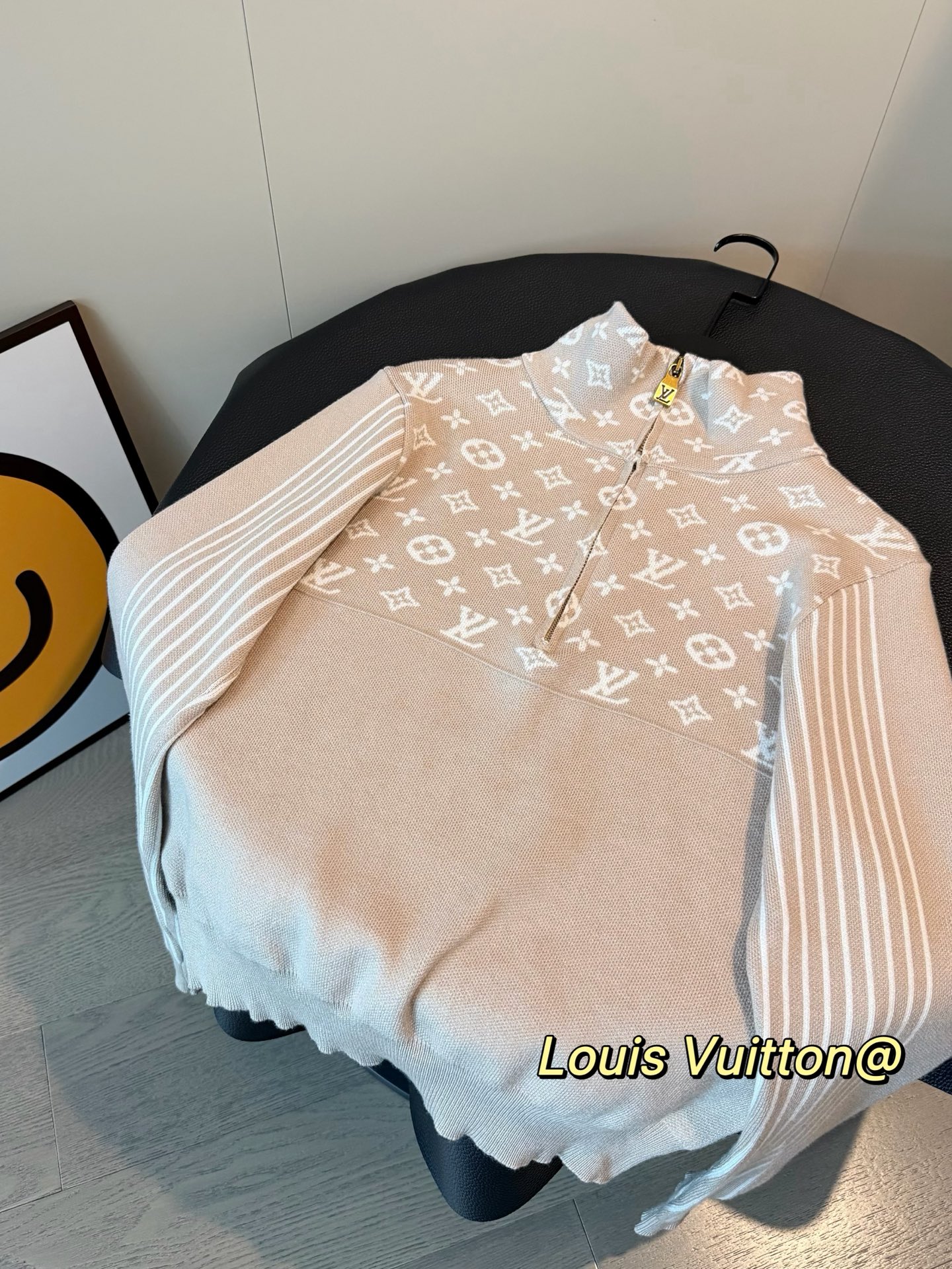 💰120
🖤Louis Vuitton路易威登新款半拉链短款提花毛衣
这件也太温柔了吧🥛奶茶色直接爱了
很喜欢这种休闲又老钱的慵懒上衣！
定制YB图案拉链 全身提花刺绣logo精致高级
奶油色好米好米🔆针织混纺保暖又舒服
LV 真的是我喜欢的型🤍🤍不挑人怎么穿都好看！！
Color：杏色
Size：S M L
S  胸围94衣长51
M 胸围96衣长52
L  胸围98衣长53